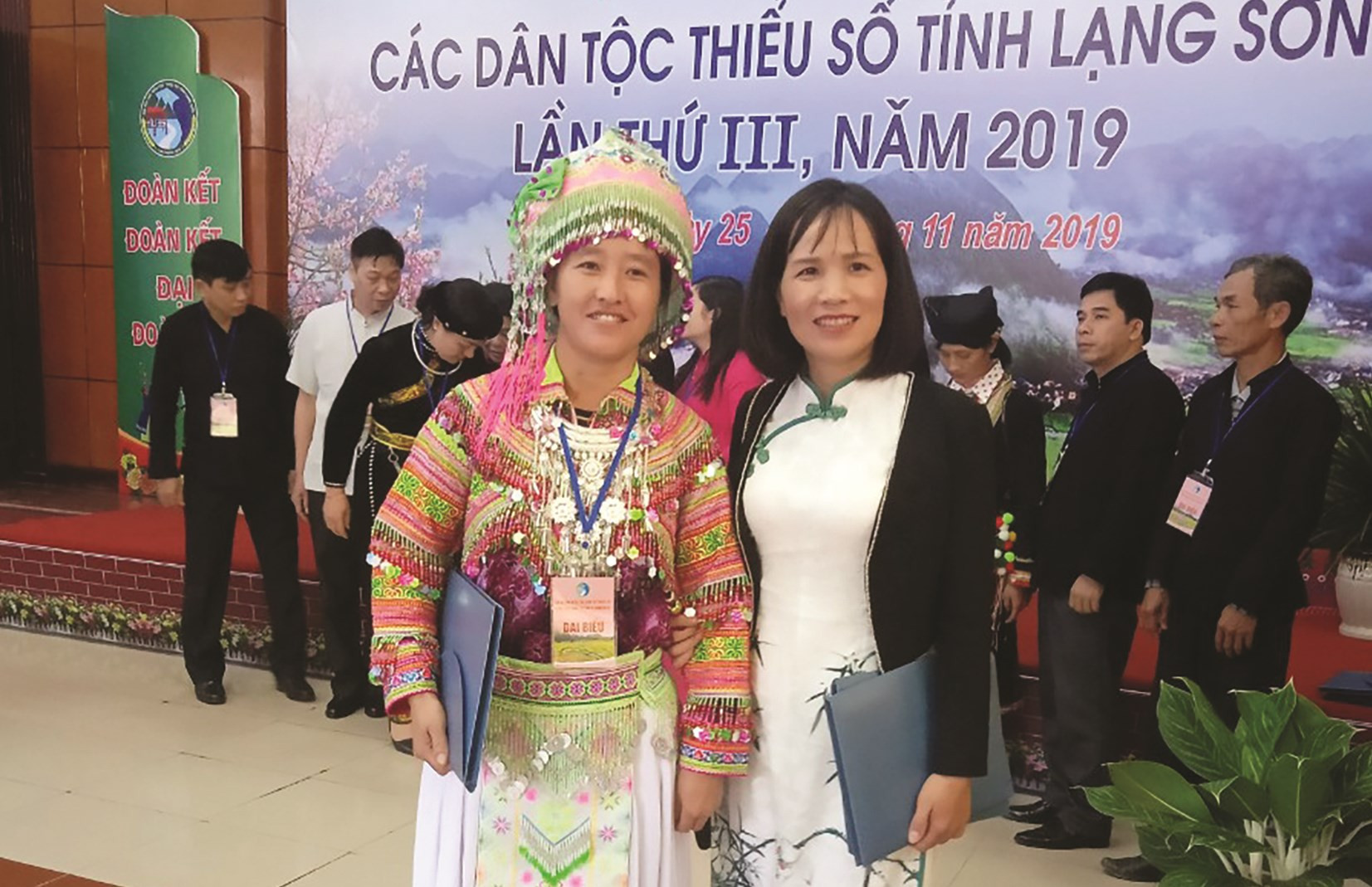 Chị Lầu Thị Hương (bên trái) tại Đại hội đại biểu DTTS tỉnh Lạng Sơn lần thứ III năm 2019.