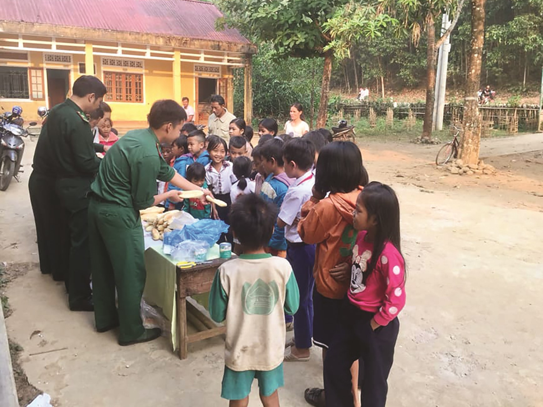 Hơn cả bữa sáng, “Ổ bánh mì biên giới” là tình cảm, là trách nhiệm, nghĩa cử cao đẹp của BĐBP đối với con em đồng bào nơi biên giới.