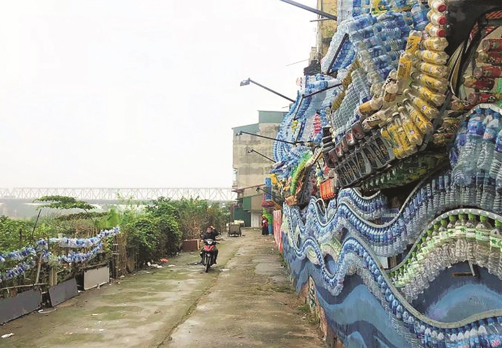 Những phế thải tập kết ở con đường ven sông trở thành con thuyền khổng lồ
