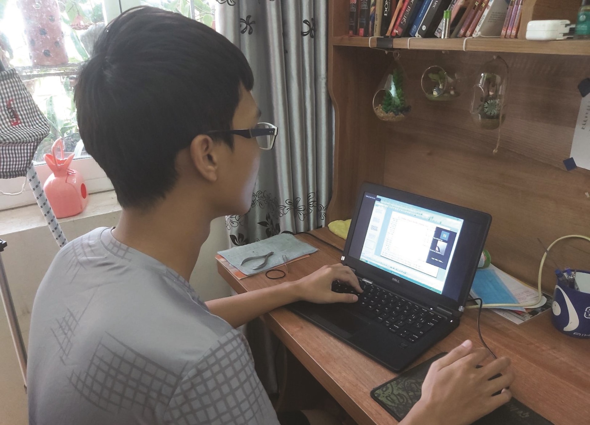 Em Nguyễn Đức Long học online tại nhà trên phần mềm mới được triển khai