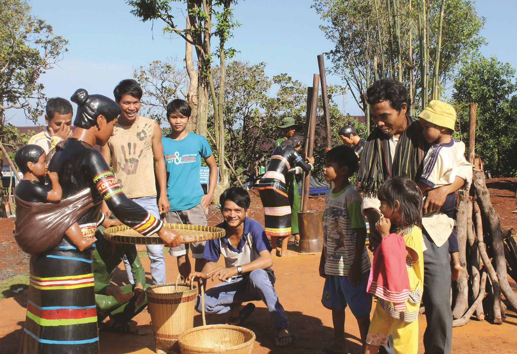 Người dân Bom Bo vui mừng bên hình ảnh tái hiện tiếng chày giã gạo. (Ảnh Bùi Liêm)