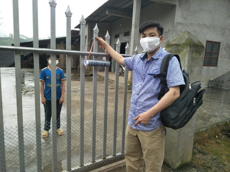 Giáo viên Trường Tiểu học  và Trung học cơ sở số 2 Hồng Ca, Trấn Yên (Yên Bái) giao bài tập cho học sinh tại nhà bằng ống nhựa. 