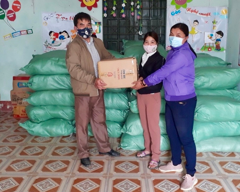 Thừa ủy quyền của Lãnh đạo UBDT, Đoàn công tác Ban Dân tộc tỉnh Hà Giang trao quà cho đại diện xã Phố Là