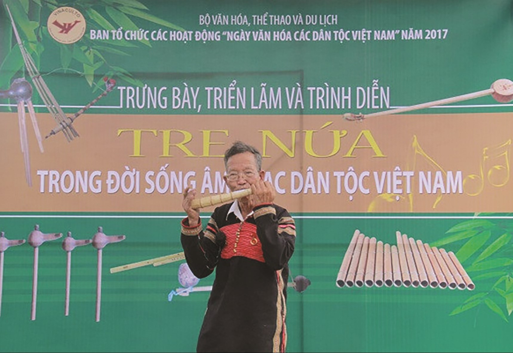 Nghệ nhân Ama H’Loan biểu diễn nhạc cụ dân tộc tại Làng Văn hóa,  Du lịch các dân tộc Việt Nam (Đồng Mô, Hà Nội)