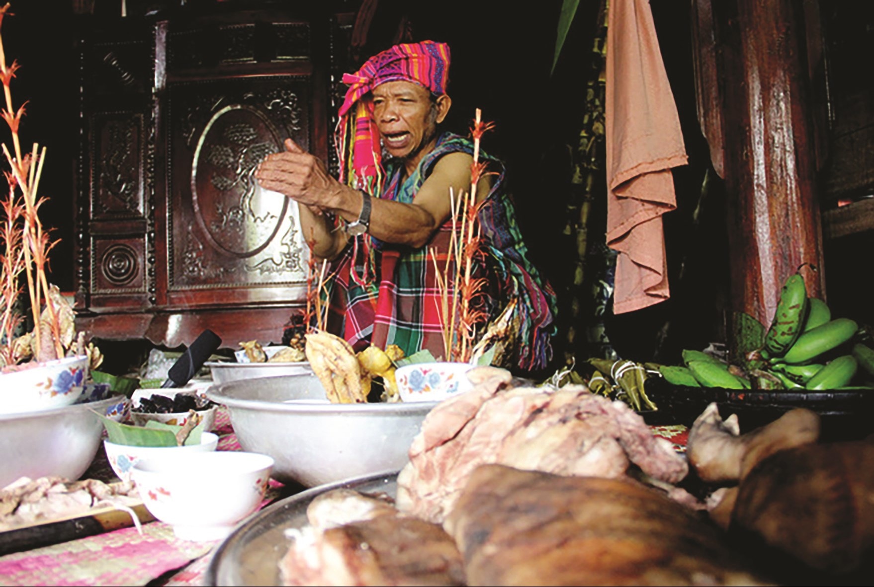 Già Hồ Văn Hạnh làm chủ lễ cúng A Da truyền thống. (Ảnh tư liệu)