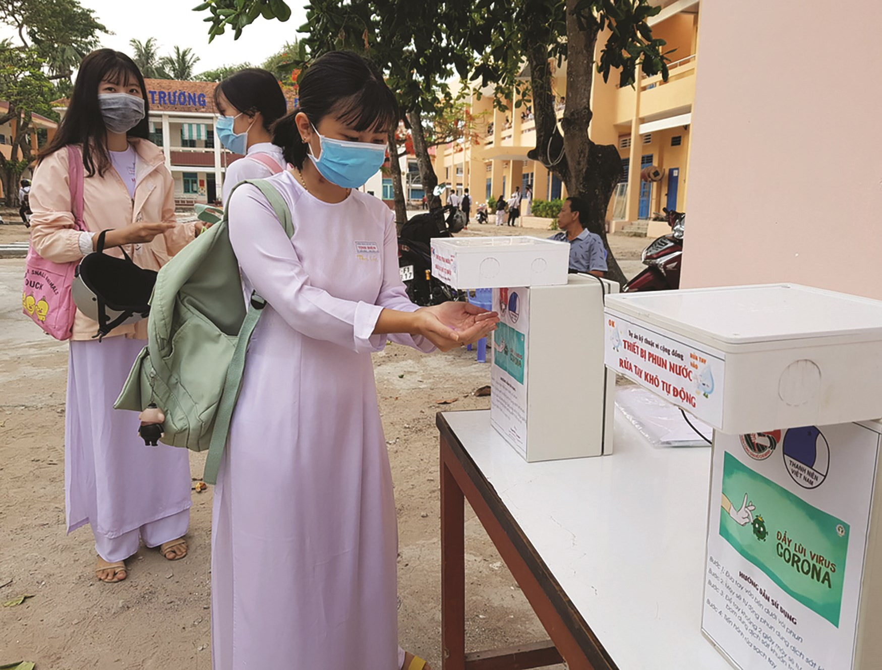 Học sinh lớp 12 của Trường THPT Tịnh Biên  (Tịnh Biên, An Giang) đến trường sáng 27/4.