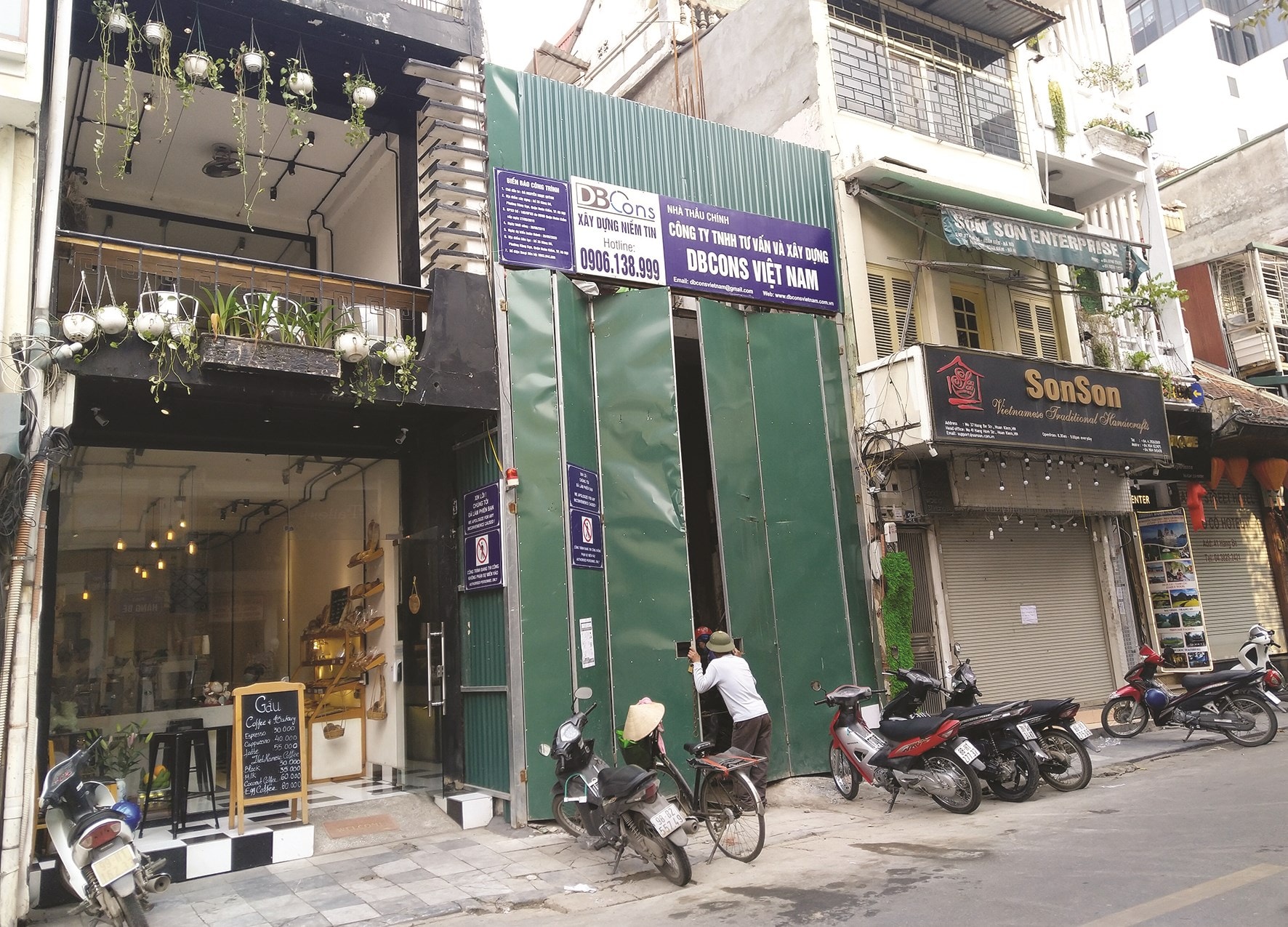 Công trình 35 Hàng Bè bị xử phạt hành chính vì gây lún nhà lân cận. (Ảnh chụp trước 1/4/2020).