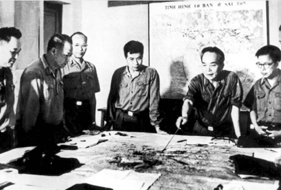 Đại tướng Võ Nguyên Giáp và Quân ủy Trung ương duyệt phương án tác chiến Chiến dịch Hồ Chí Minh. Ảnh: TTXVN