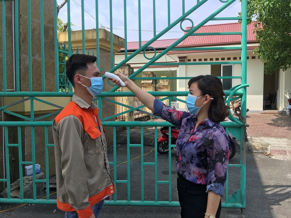 Tiến hành đo thân nhiệt đối với học sinh, sinh viên trở lịa trường