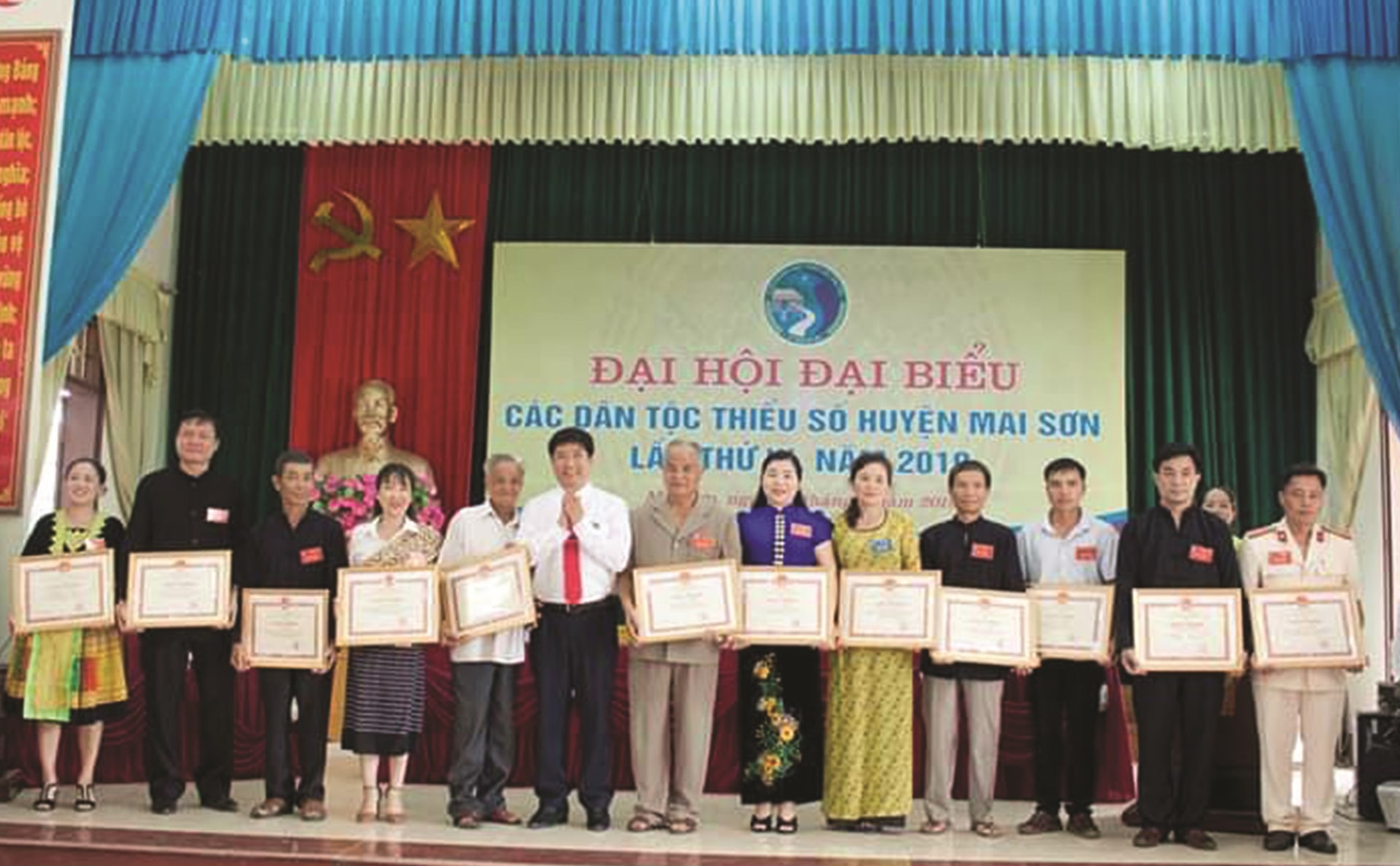 Cô Vàng Thị Nu (đầu tiên bên trái) nhận Giấy khen của Chủ tịch UBND huyện Mai Sơn tại Đại hội Đại biểu các DTTS huyện Mai Sơn lần thứ III, năm 2019