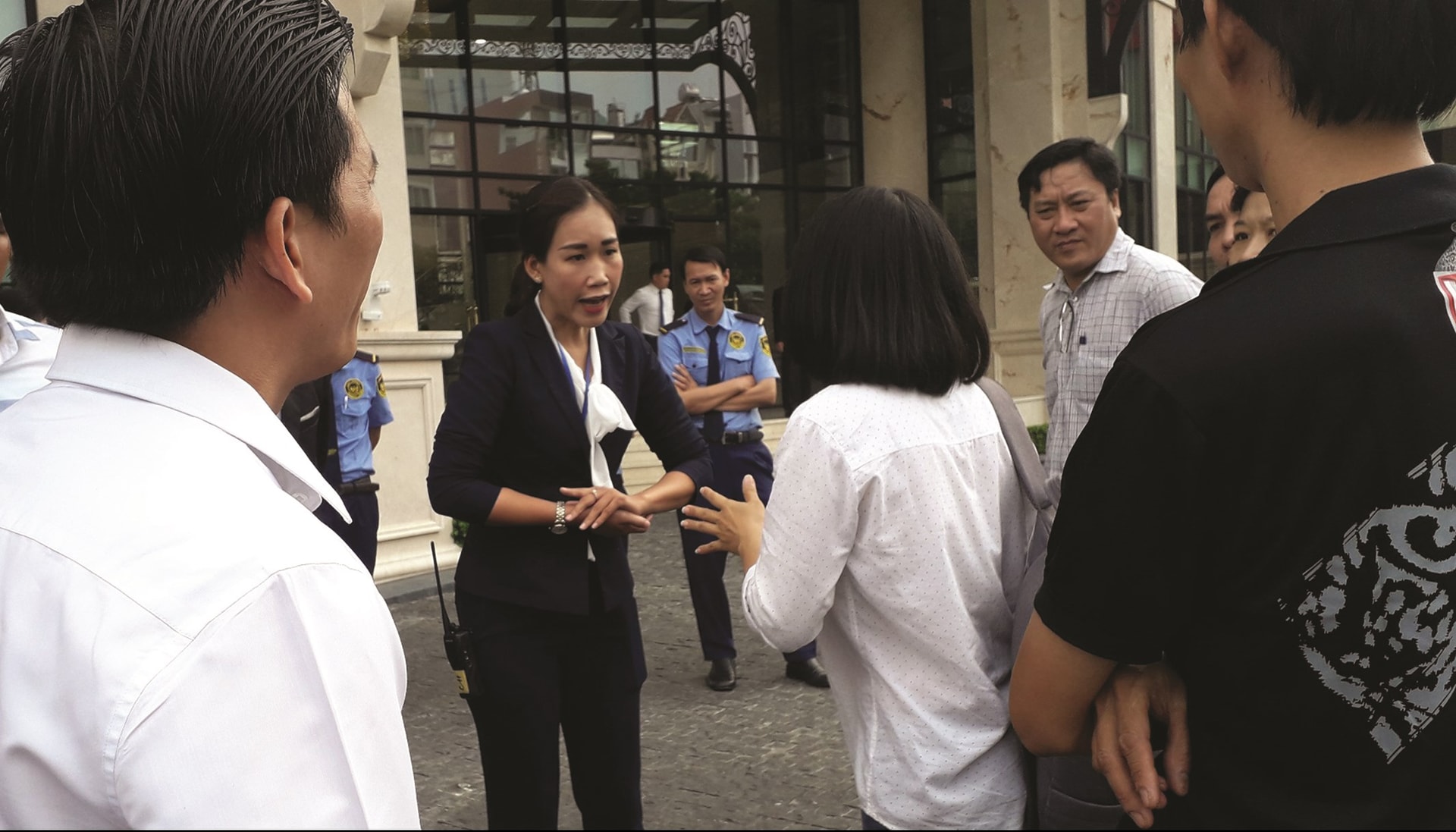 Đại diện Đất Xanh Group (người mặc áo vest) giải thích với khách hàng đang khiếu kiện  nhiều năm qua. 