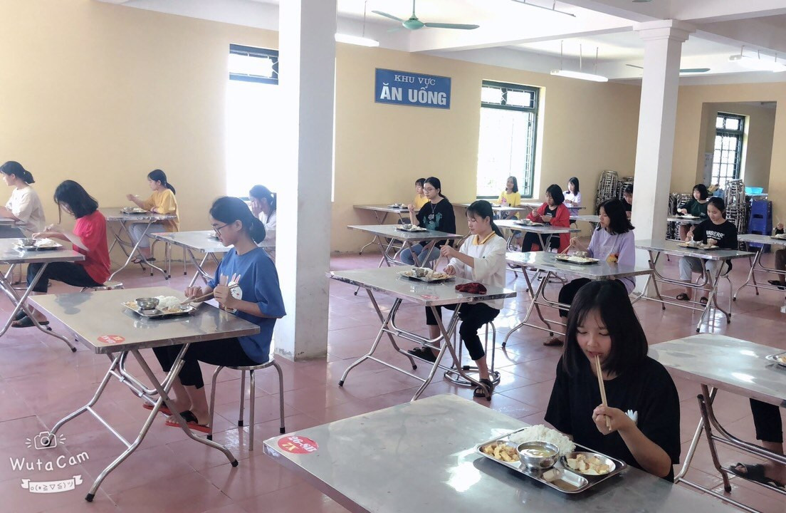 Bữa ăn giãn cách của học sinh Trường PTDTNT THCS&THPT huyện Đà Bắc (Hoà Bình)