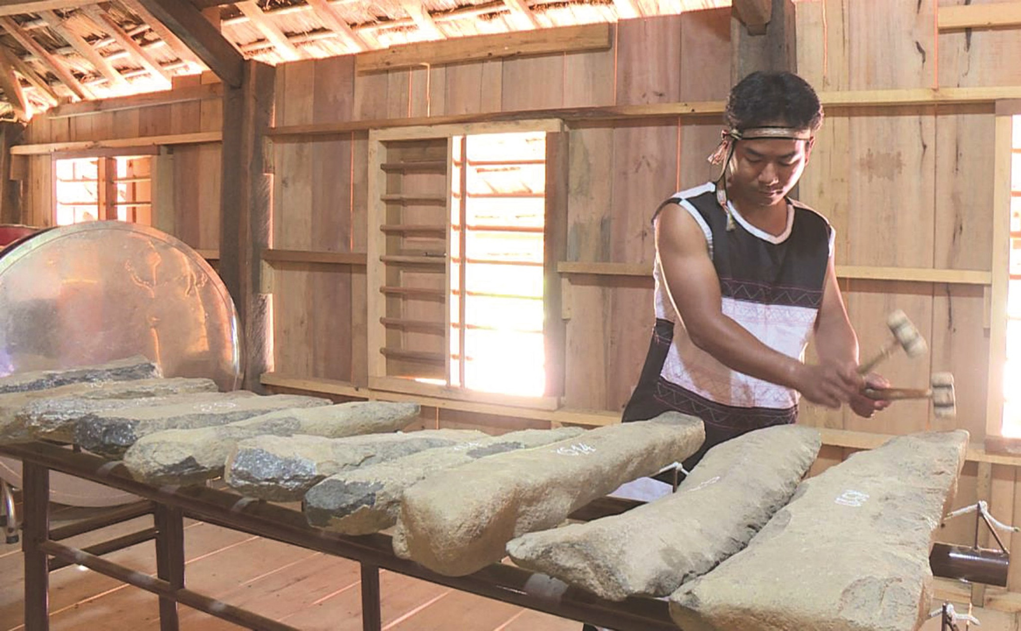 Qua công tác  truyền dạy, lớp trẻ Raglai dần có đam mê với đàn đá.