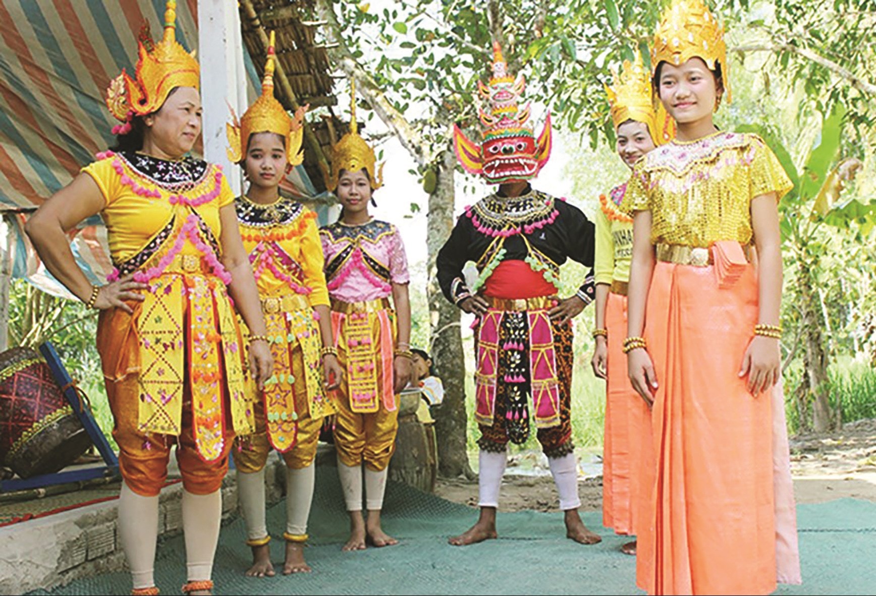 Nghệ nhân Lâm Thị Hương (bìa bên trái) đang chuẩn bị phục dựng sân khấu cổ Rô Băm tại Làng văn hóa các dân tộc  Việt Nam (Hà Nội năm 2016).