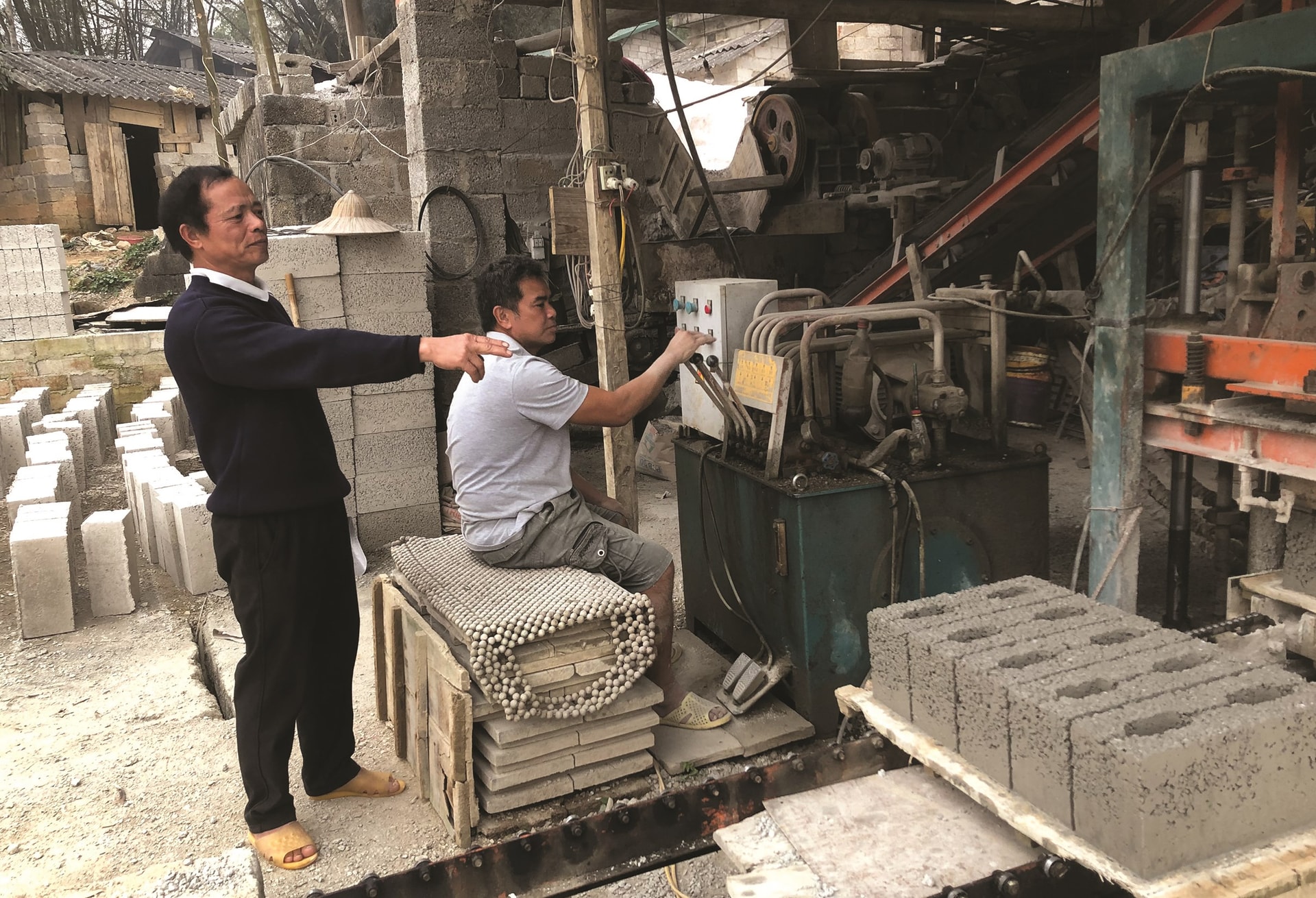 Ông Chung bên xưởng gạch bi của gia đình