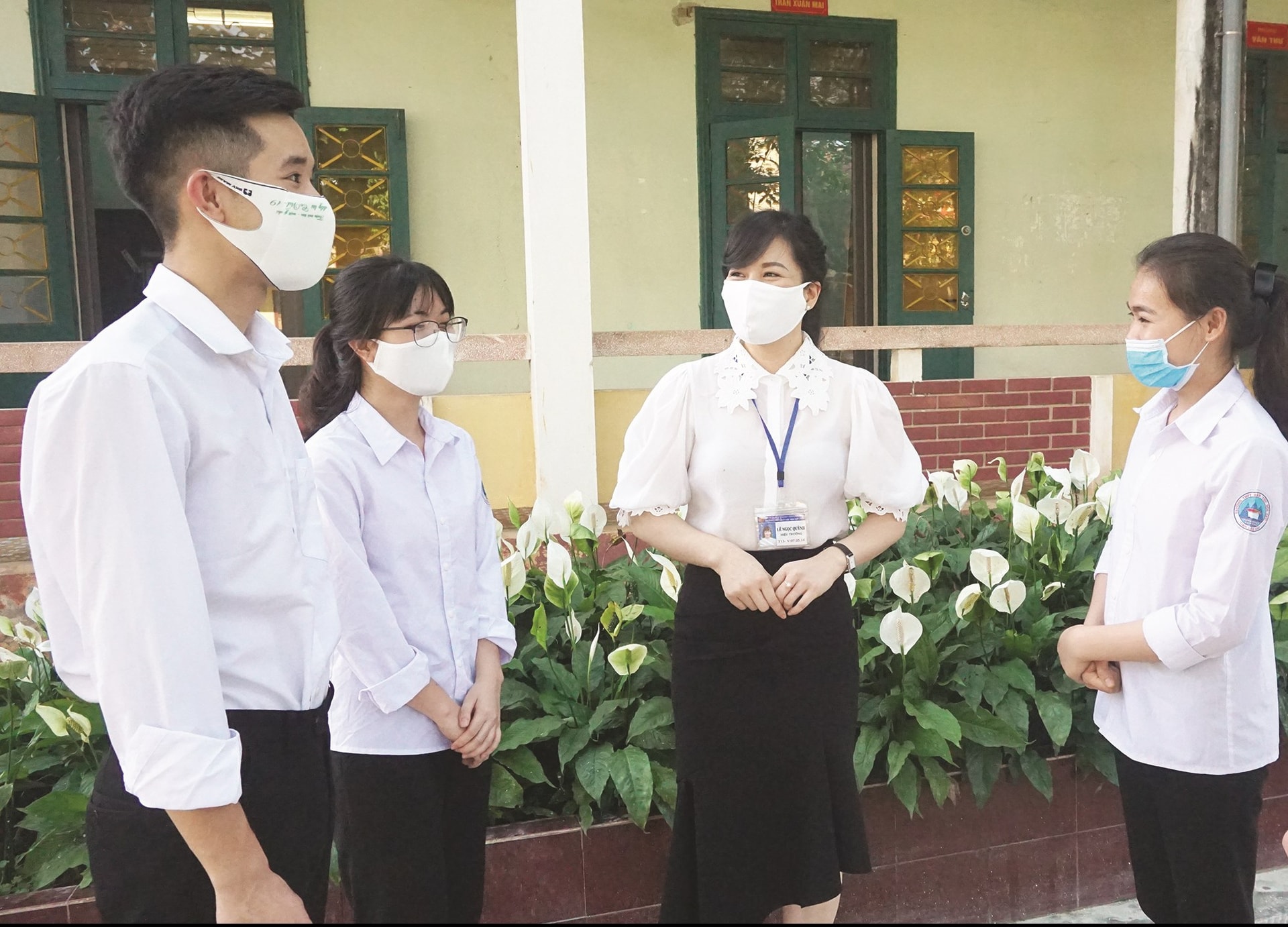 Dù công việc quản lý bận rộn,  cô Quỳnh (thứ ba từ trái qua)  luôn dành thời gian thăm hỏi,  chia sẻ, động viên các em học sinh.