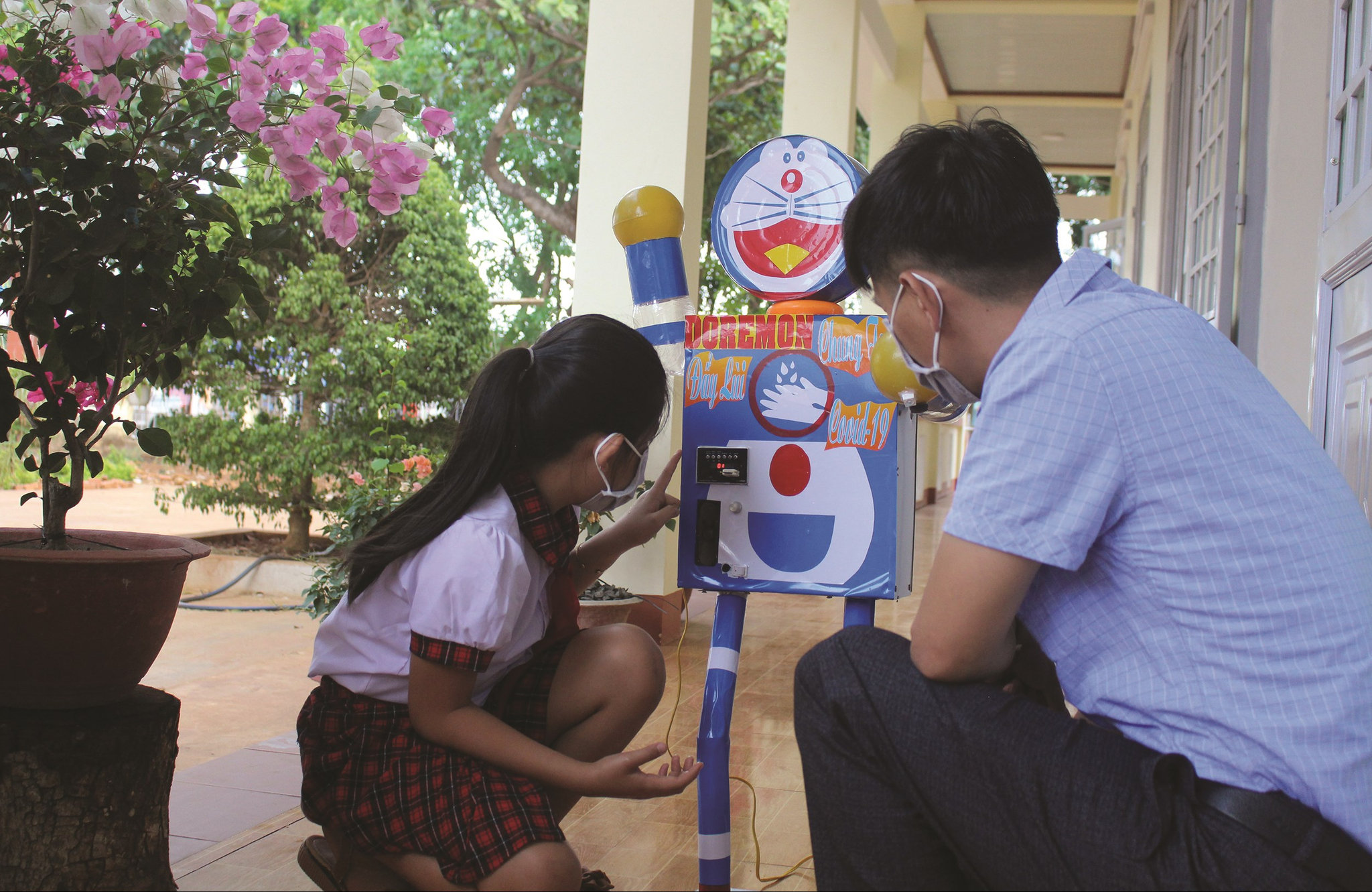 Bé An giới thiệu máy rửa tay Doraemon của mình