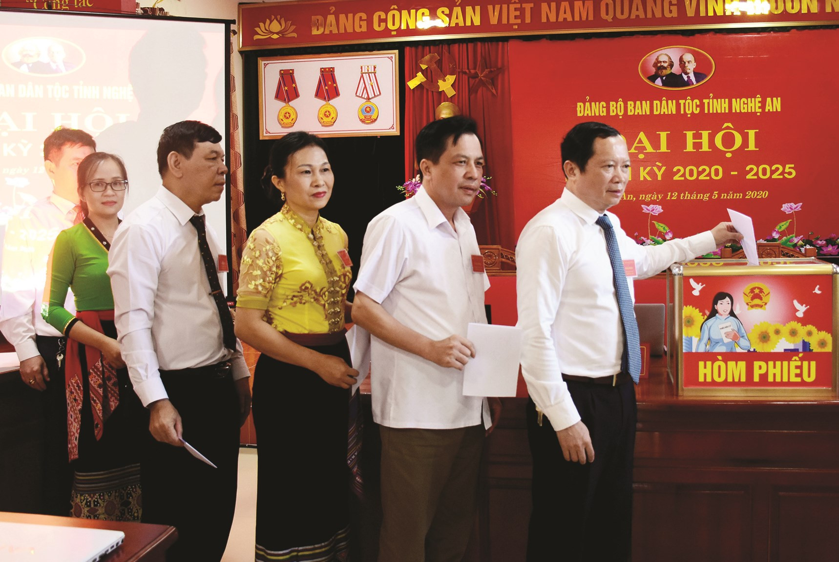 Các đại biểu bỏ phiếu bầu Ban Chấp hành  nhiệm kỳ mới