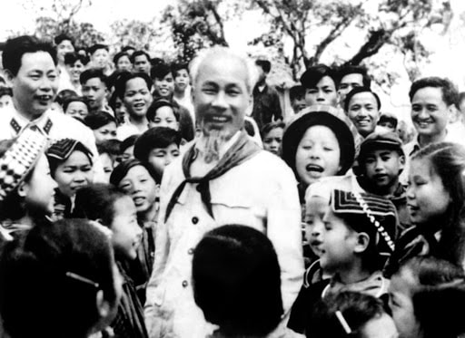 Bác Hồ với các cháu thiếu nhi vùng cao Việt Bắc (1960). Ảnh: Tư liệu