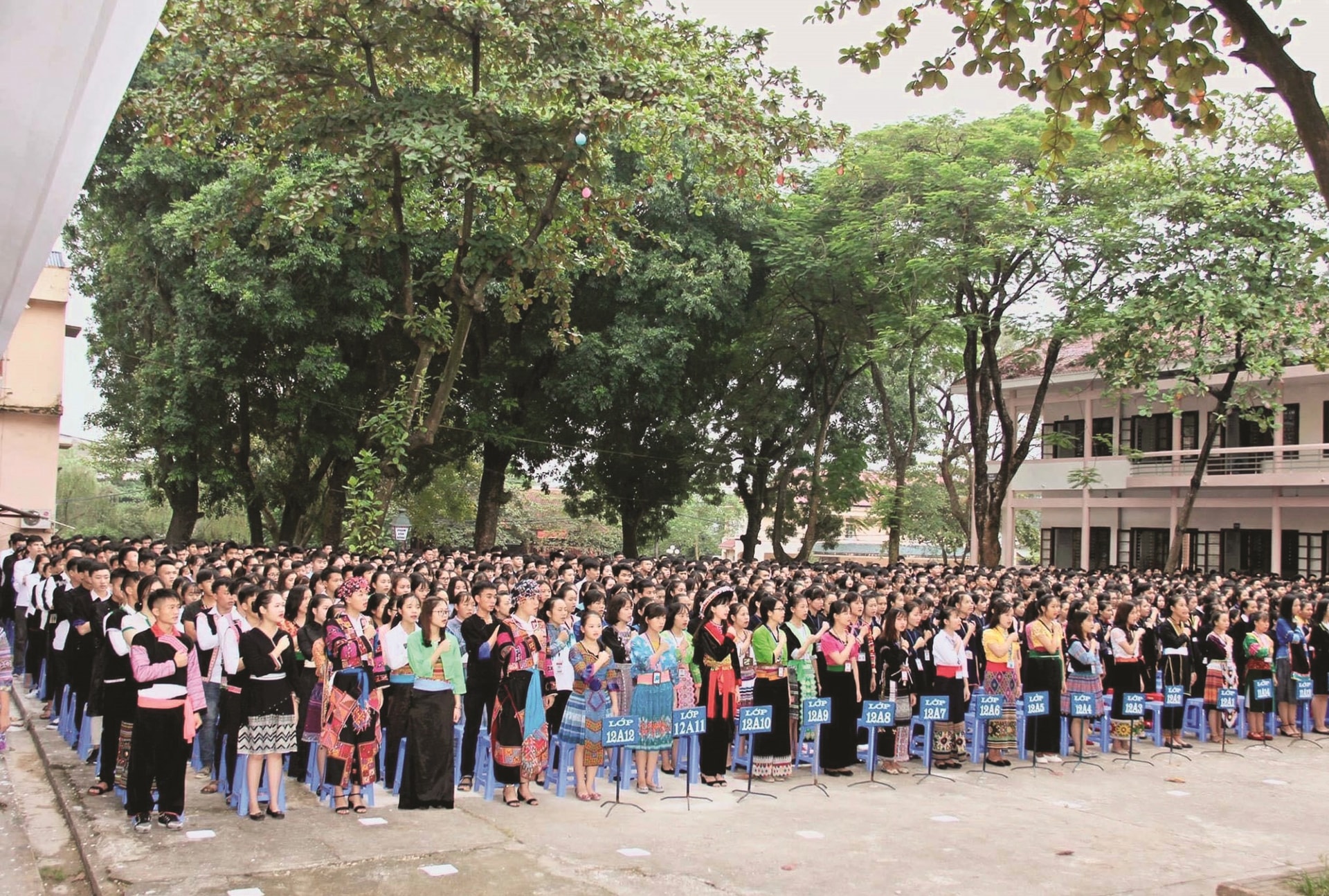 Tạo nguồn nhân lực tại chỗ ở các địa phương vùng DTTS thực sự là rất cần thiết. (Trong ảnh: Các em học sinh Trường Phổ thông Vùng cao Việt Bắc, Thái Nguyên)