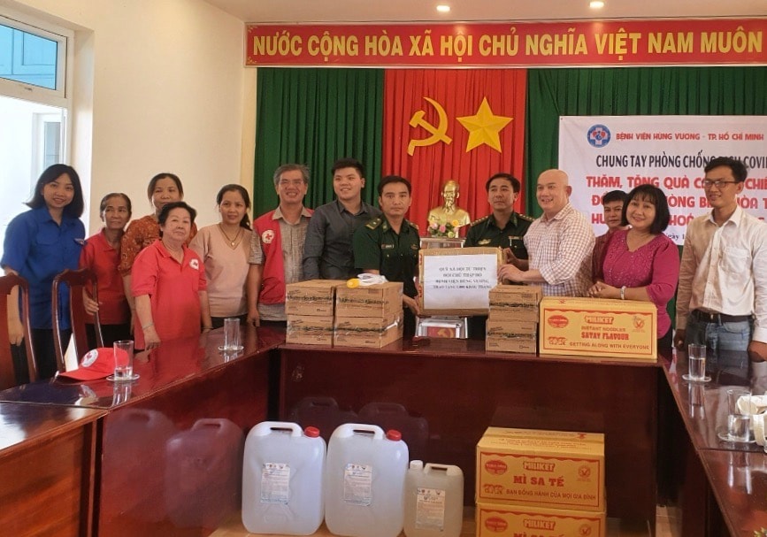 Đoàn công tác trao tặng trang thiết bị phòng chống dịch cho các chiến sỹ biên phòng