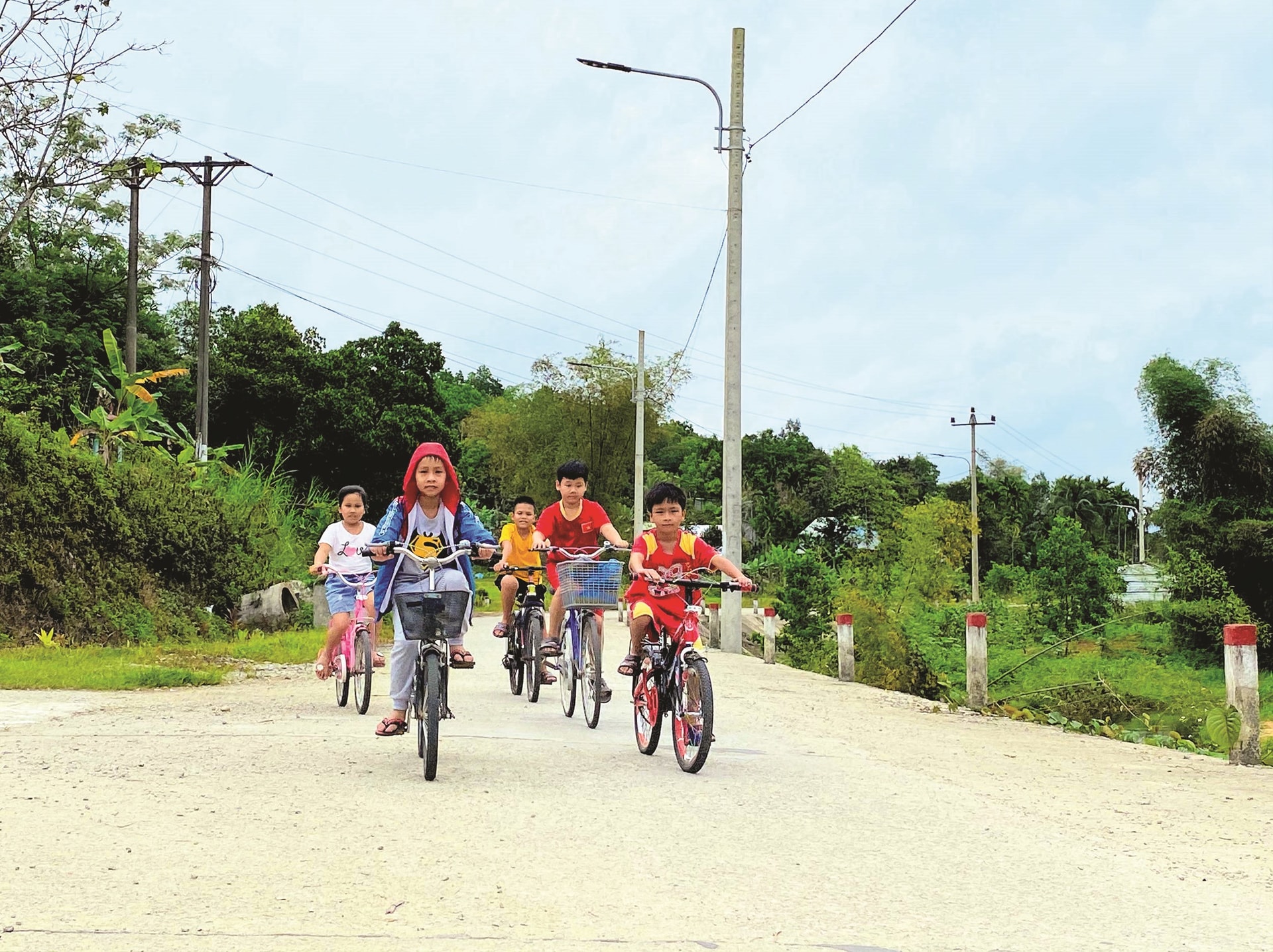 Con đường mới hoàn thành nhờ phát huy vai trò tiên phong, gương mẫu của nhiều đảng viên  ở Trà Đông trong phong trào hiến đất làm đường.