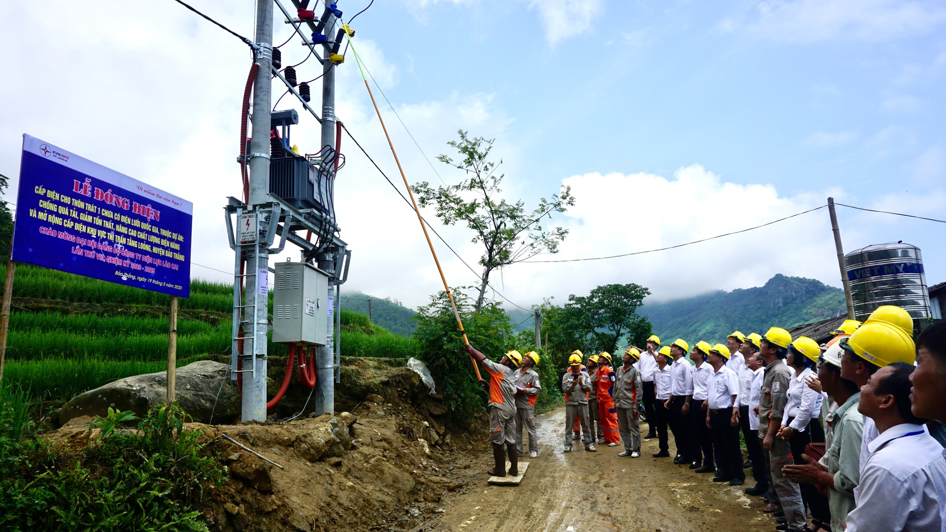 Đóng điện cho thôn Bản Trát 1,2, thị trấn Tằng Lỏong, huyện Bảo Thắng