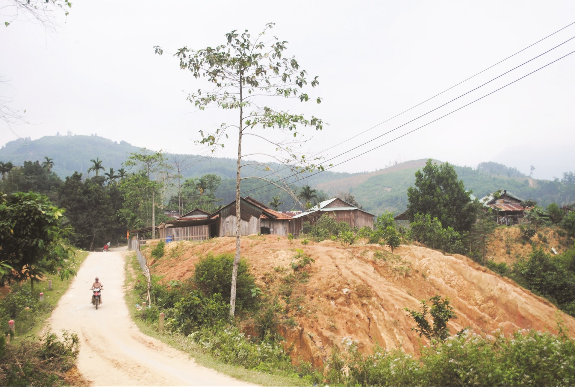 Sự đổi thay ở thôn 6, xã Trà Bui hôm nay một phần nhờ vai trò đóng góp của Người có uy tín.