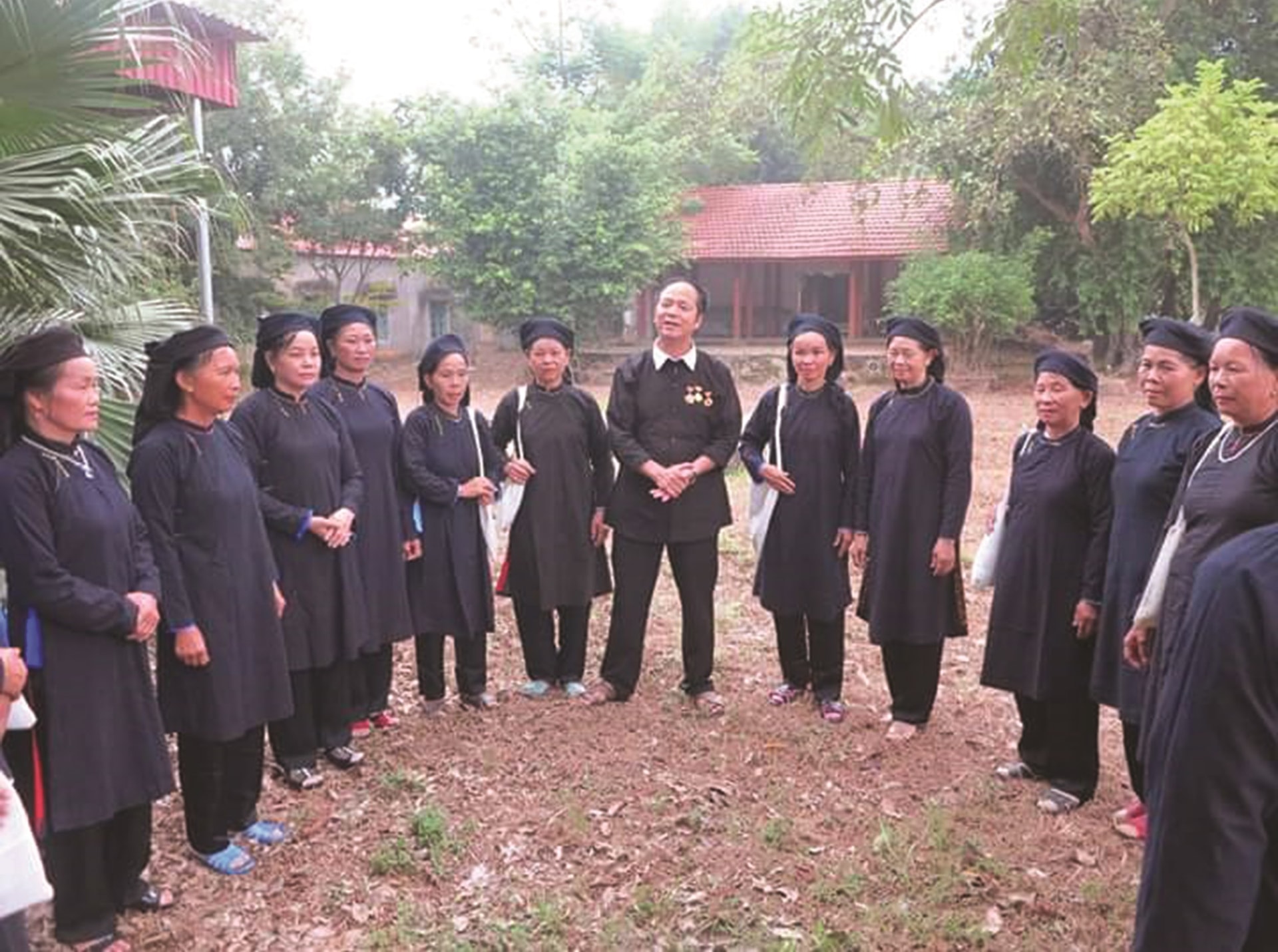 Ông Lâm Minh Sặp cùng các thành viên trong CLB  dân ca Sán Chí xã Kiên Lao.