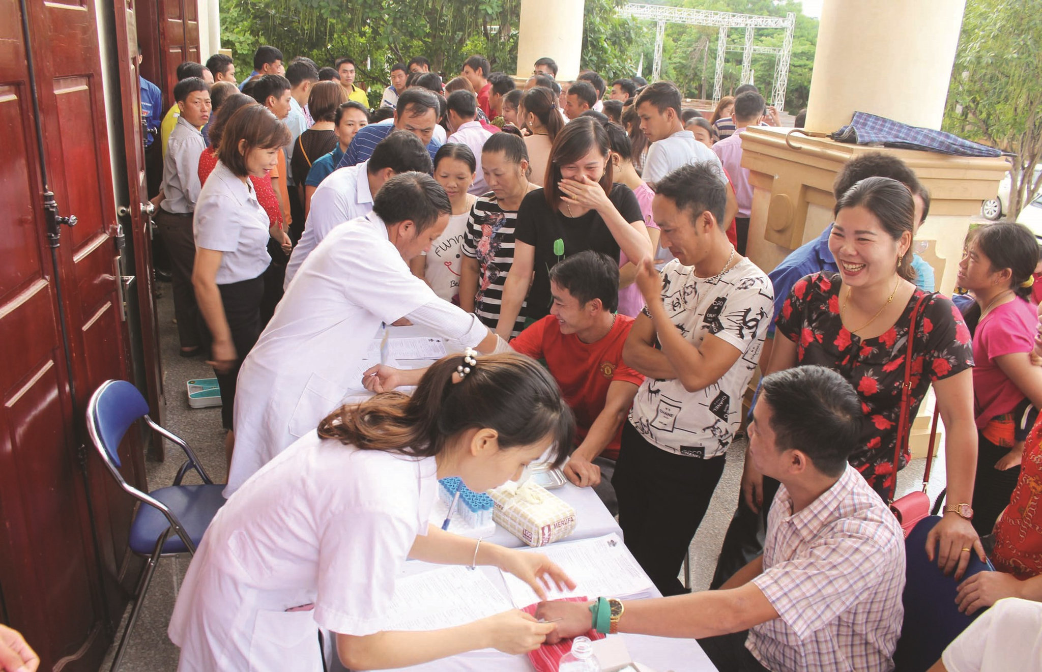 Các y, bác sĩ khám bệnh tại cơ sở cho người dân ở Điện Biên