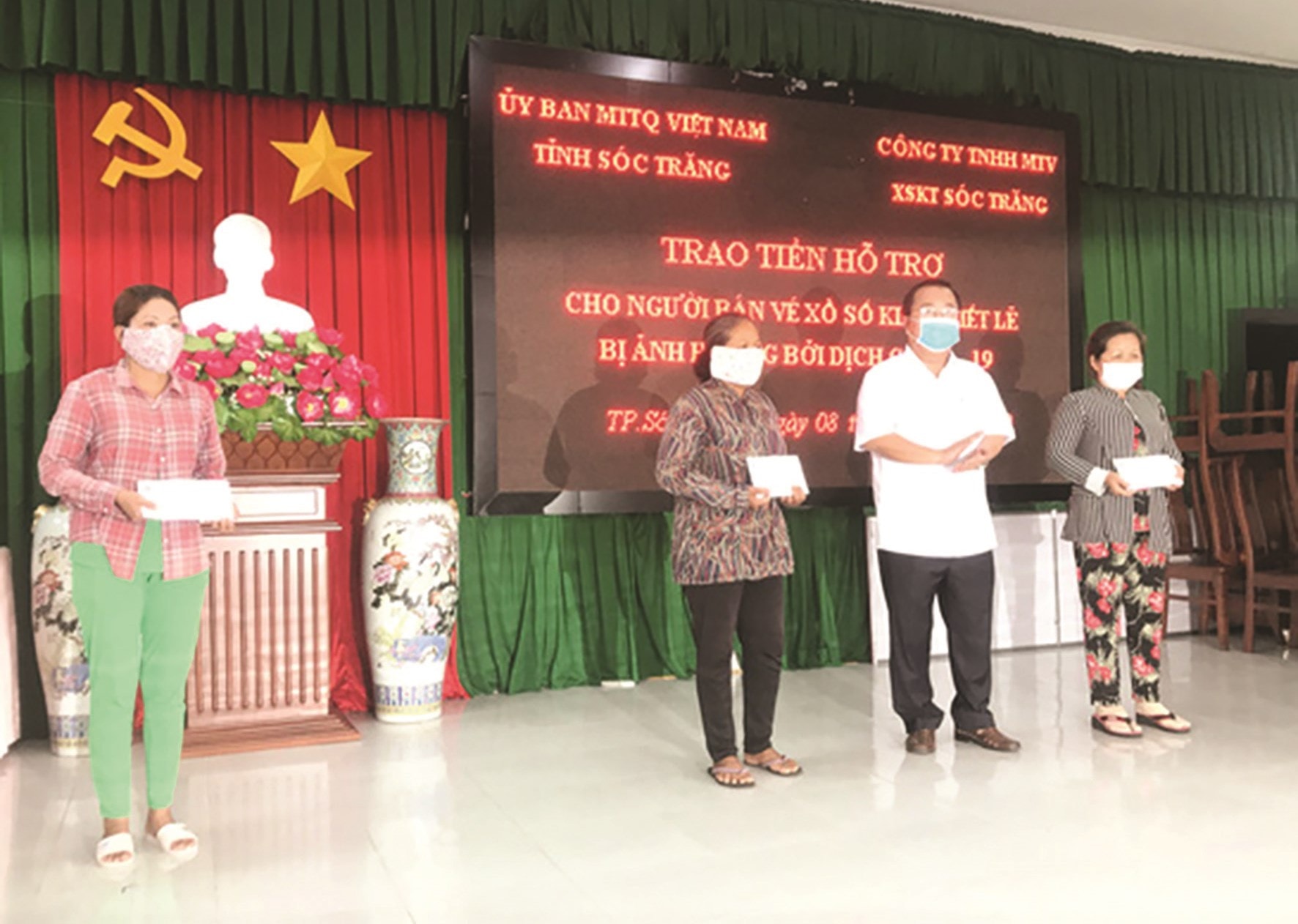 Lãnh đạo tỉnh Sóc Trăng trao tiền hỗ trợ cho người DTTS bán vé số trên địa bàn tỉnh.