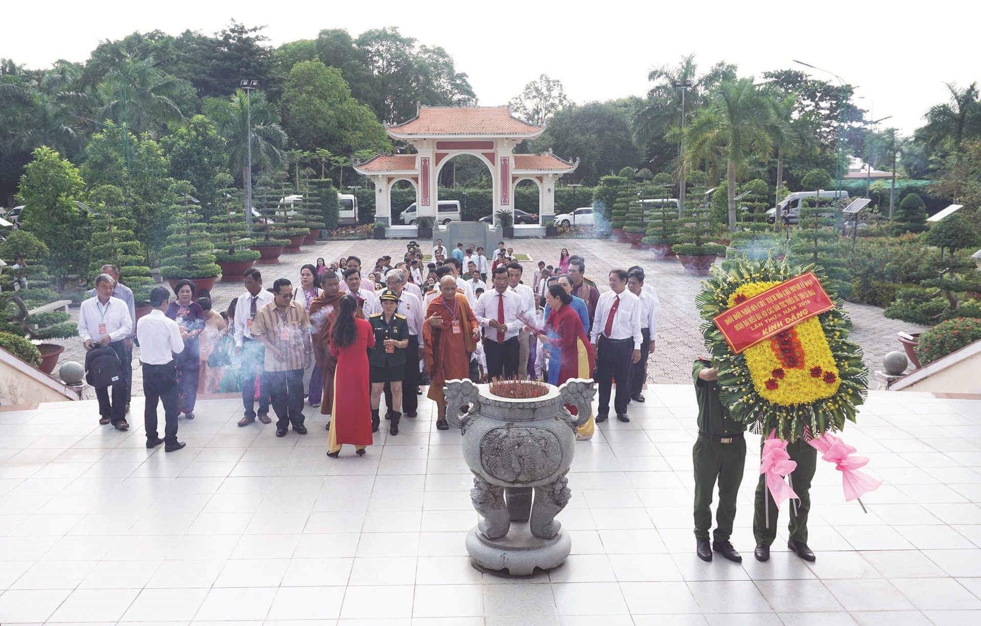 Đoàn đại biểu các DTTS tỉnh Cà Mau đến viếng đền thờ Bác trước ngày khai mạc Đại hội Đại biểu DTTS tỉnh năm 2019. 