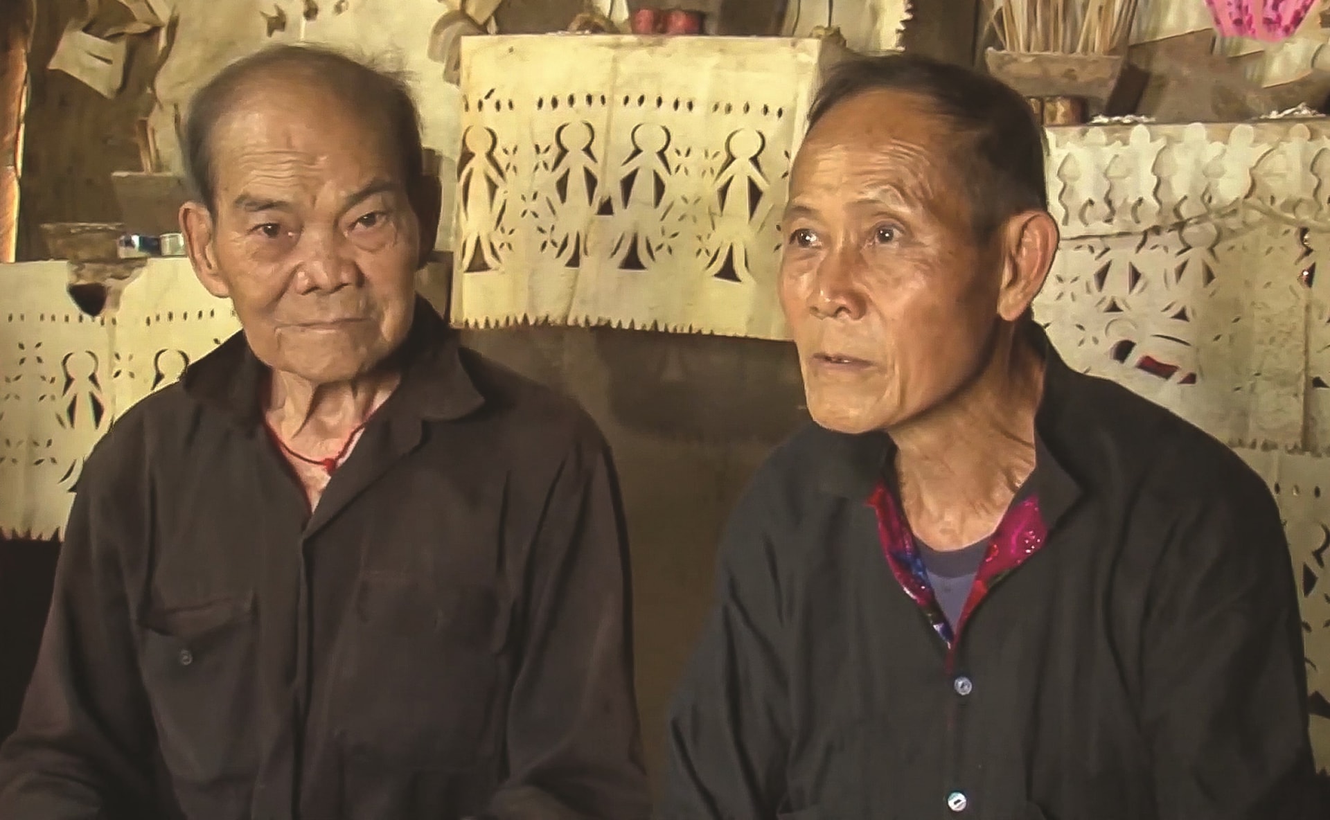 Bằng uy tín và trách nhiệm của mình, ông Thào A Páo (bên phải) luôn được dân bản tin tưởng