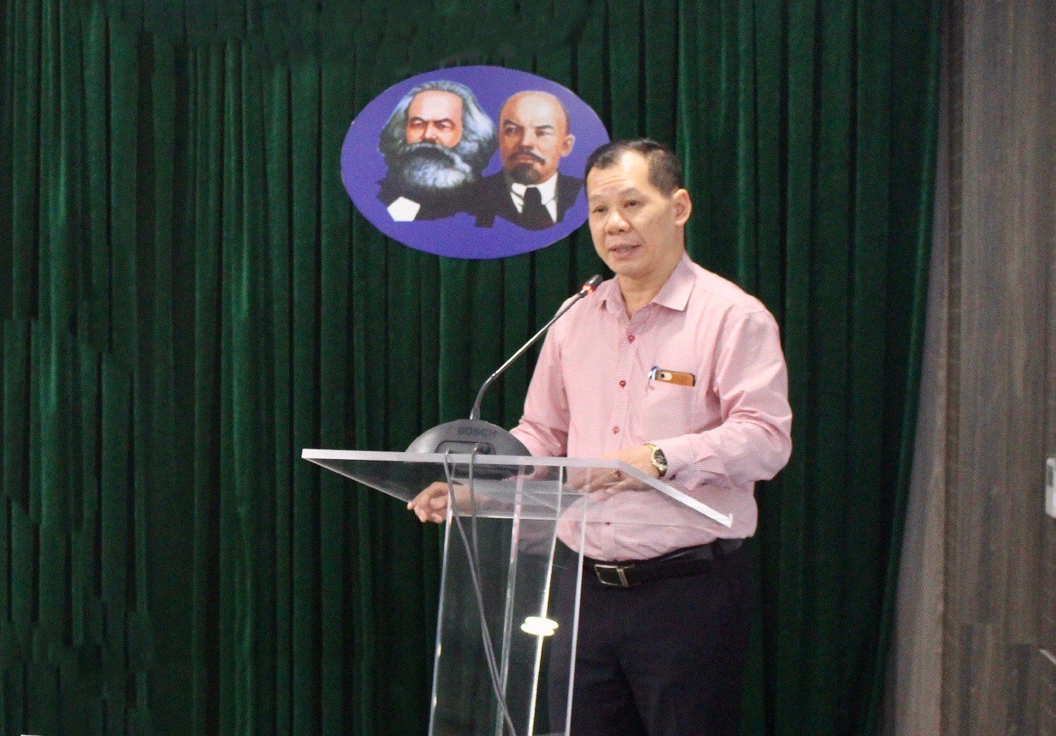 Ông Lý Bình Huy, Phó Vụ trưởng Vụ Tổ chức cán bộ phát biểu khai giảng lớp bồi dưỡng kiến thức dân tộc