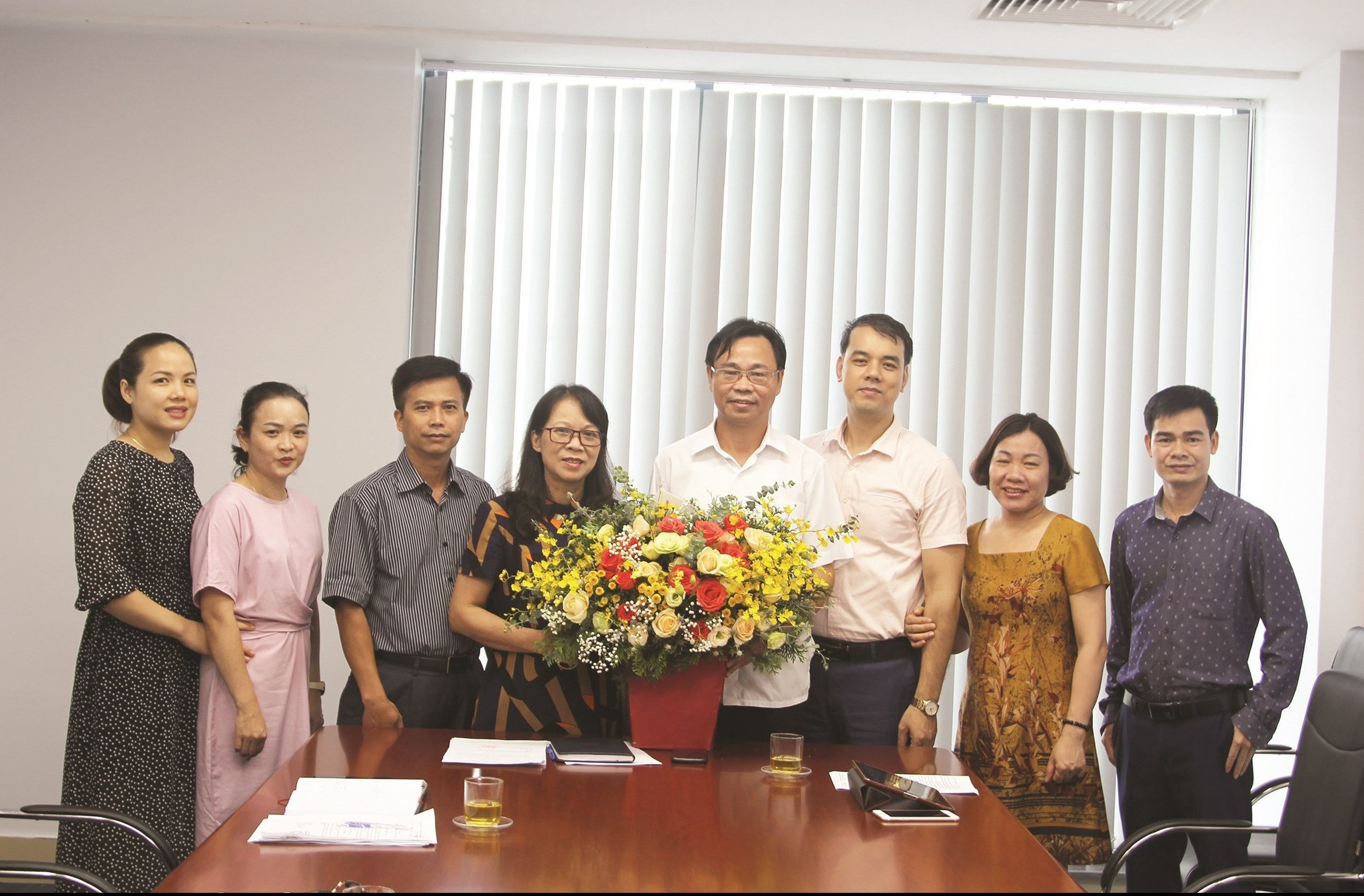 Thứ trưởng, Phó Chủ nhiệm UBDT Hoàng Thị Hạnh tặng hoa chúc mừng ông Lưu Xuân Thủy -  Tân Vụ trưởng Vụ DTTS