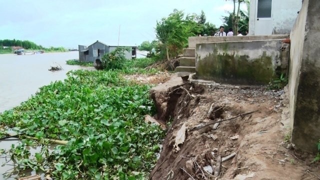 Một đoạn sạt lở ảnh hưởng đến nhiều nhà dân khu vực xã Trung An