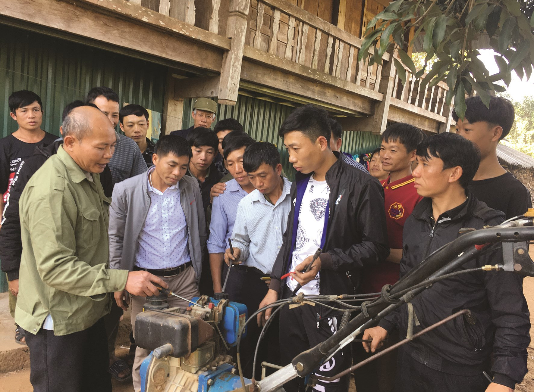 Người dân Lai Châu học nghề sửa chữa máy nông nghiệp.