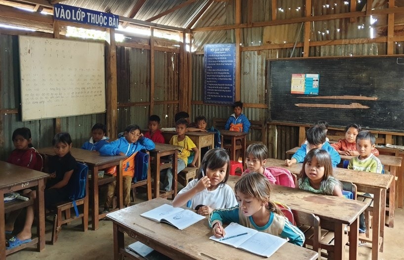  Lớp học được lợp ằng tôn bị thủng chi chít, mùa mưa thì ướt át, mùa hè thì nóng nực.