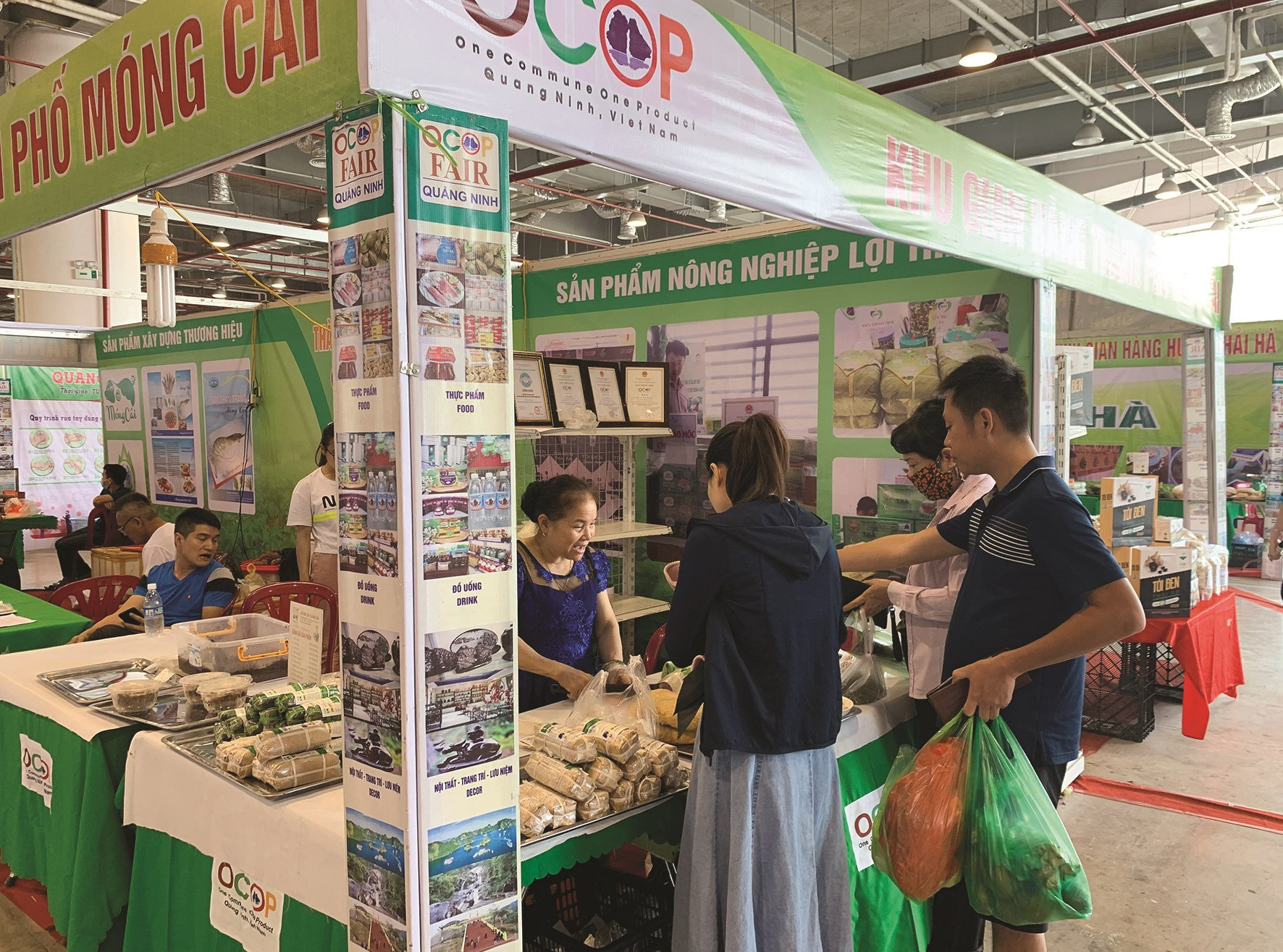 Các sản phẩm OCOP vùng DTTS và miền núi tỉnh Quảng Ninh thu hút được nhiều sự quan tâm của du khách.
