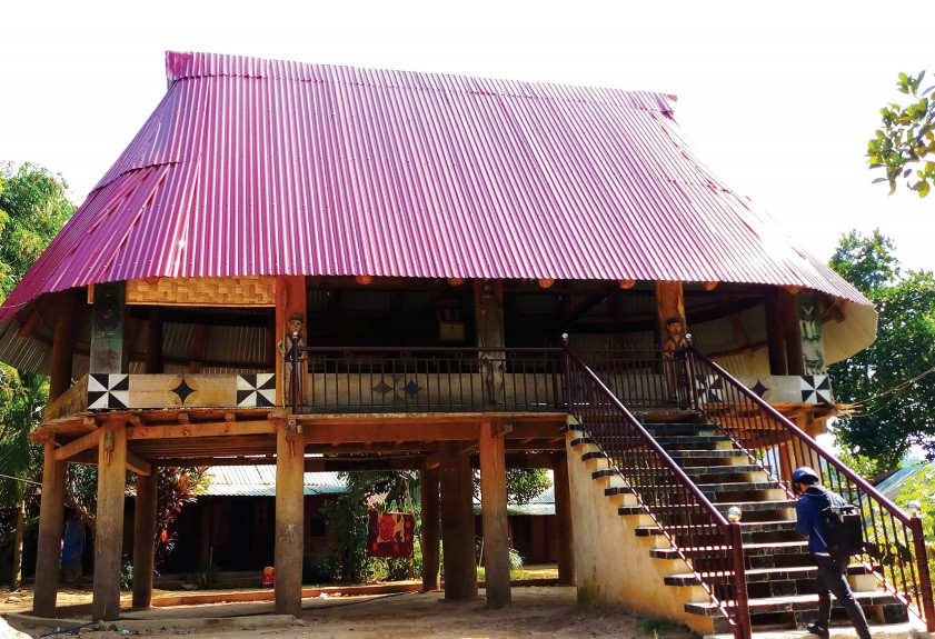 Thiếu vật liệu thay thế, nhiều gươl của đồng bào Cơ-tu ở Quảng Nam đang bị bê tông hóa