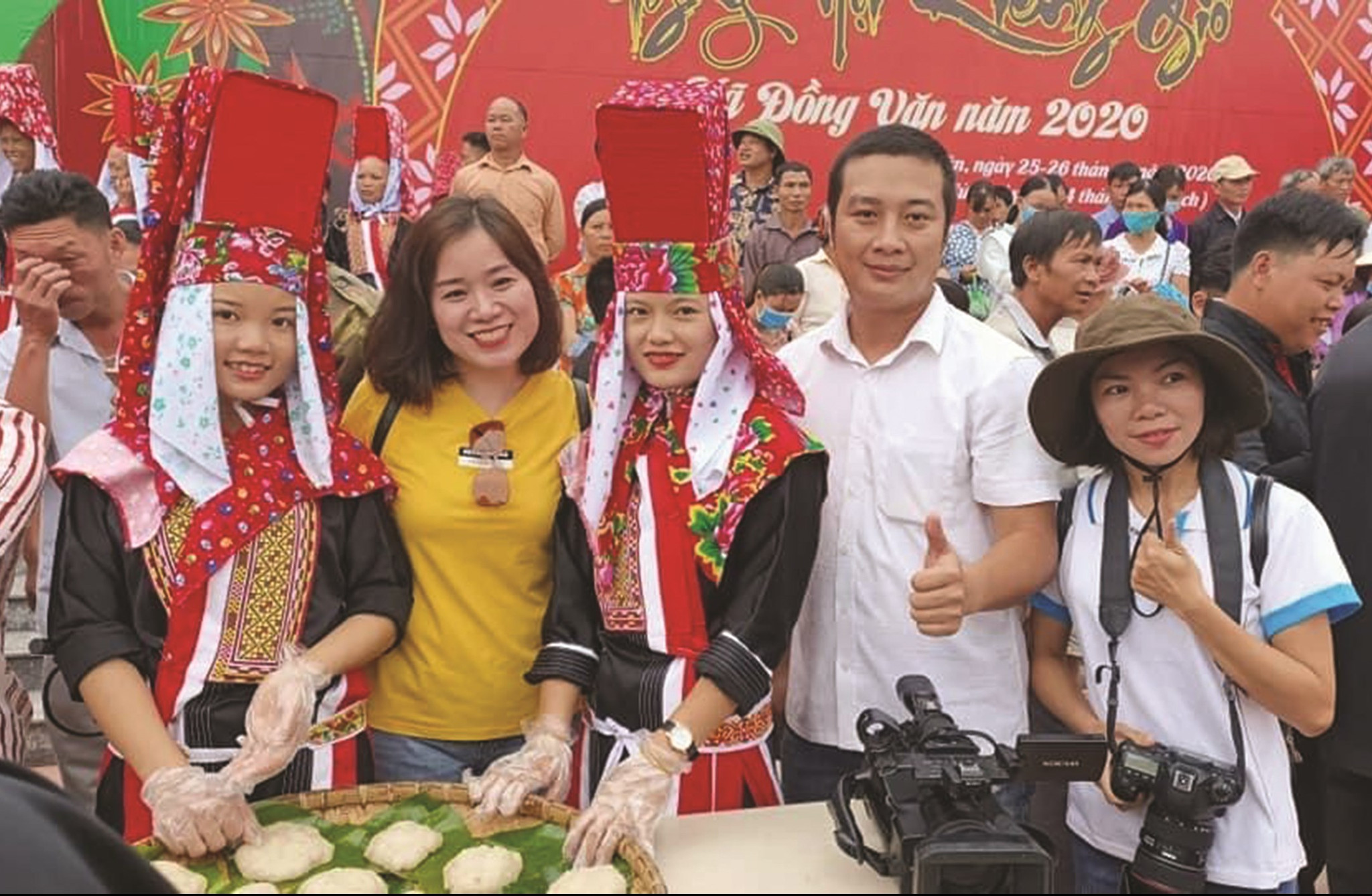 Du khách nội địa thích thú khi được trải nghiệm những Tour du lịch văn hóa của đồng bào DTTS trên địa bàn tỉnh Quảng Ninh
