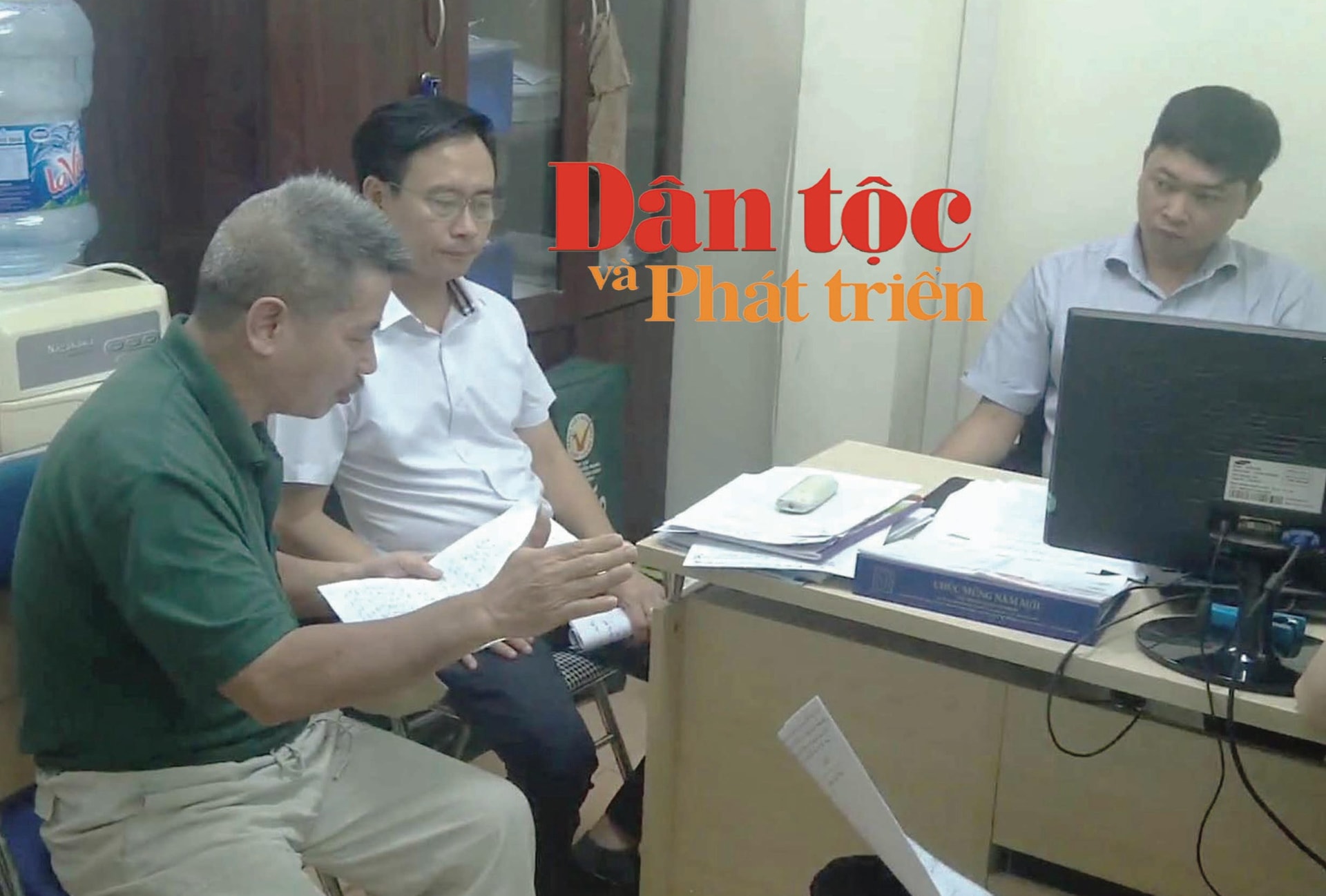 Ông Nguyễn Xuân Tấn (người ngoài cùng bên trái),  chủ nhà số 33 bức xúc khi biên bản cuộc họp ngày 1/6/2020 bị ông Hoàn ghi thêm nội dung