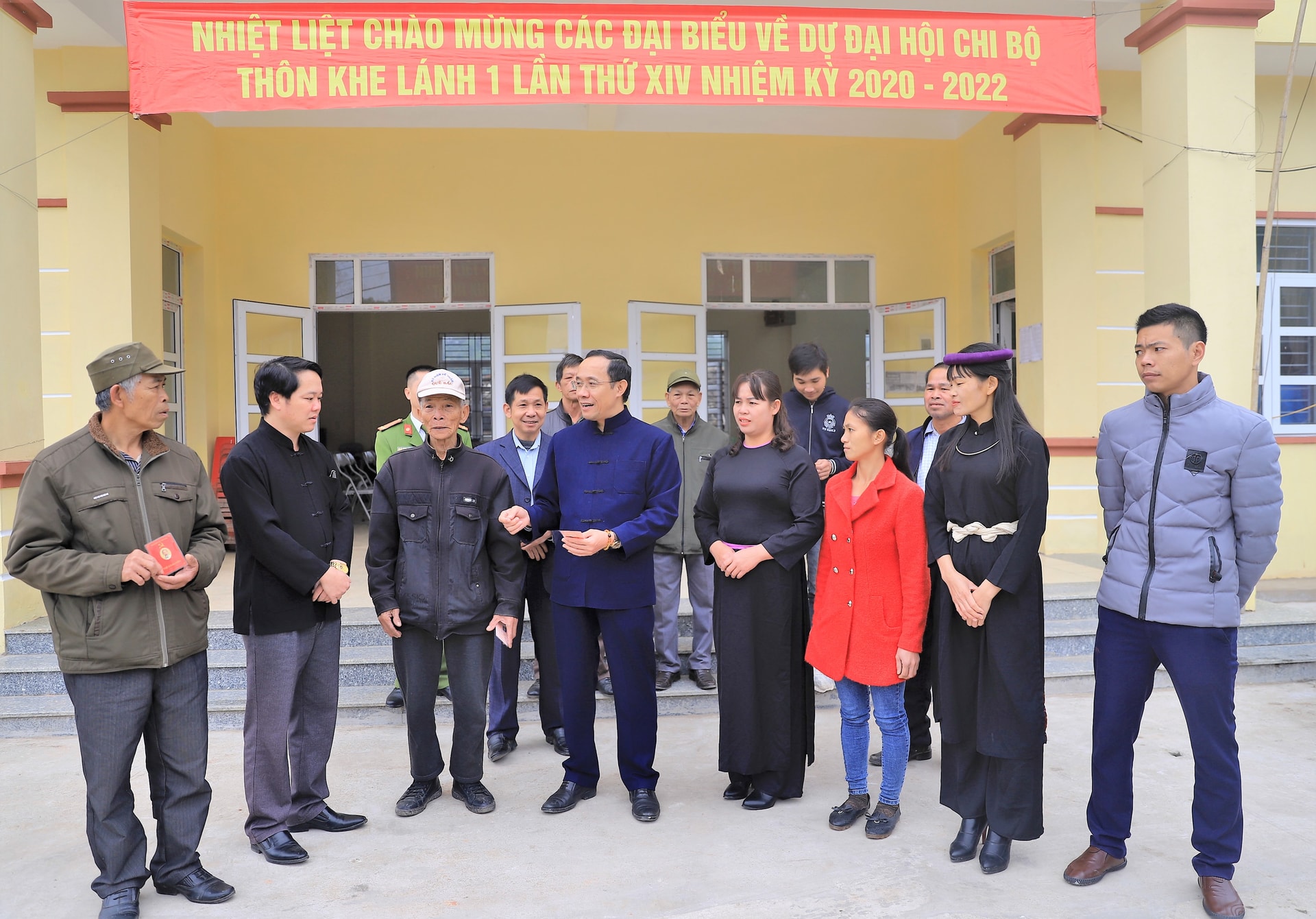 Bí thư Huyện ủy Dương Mạnh Cường (đứng thứ 4 từ trái qua phải) trao đổi với đại biểu dự Đại hội Chi bộ thôn Khe Lánh I, xã Vô Ngại