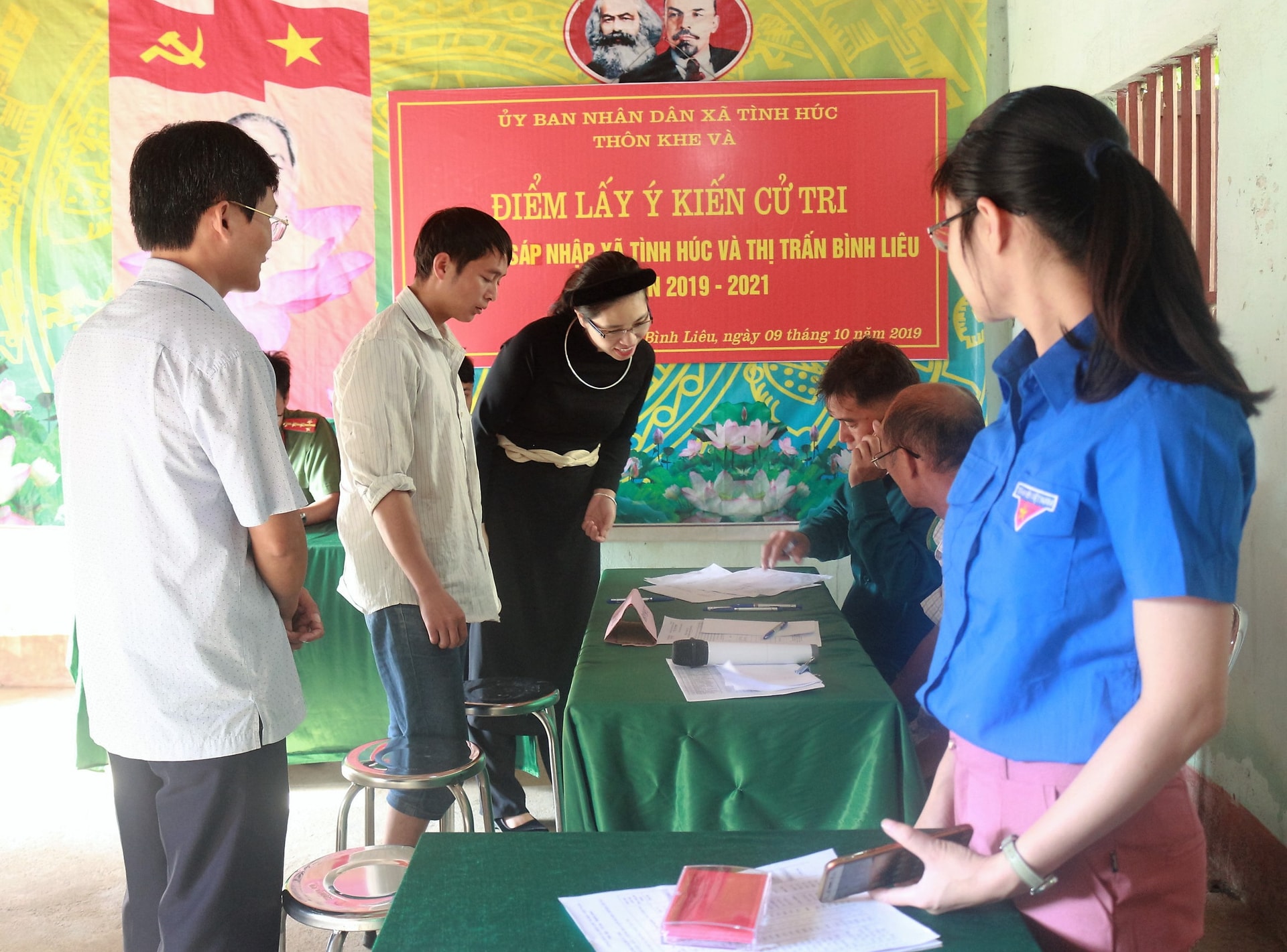 Chủ tịch UBND huyện Bình Liêu Nguyễn Thị Tuyết Hạnh ( thứ ba từ trái) tiếp xúc với Nhân dân trong buổi lấy ý kiến để hợp nhất xã Tình Húc với Thị trấn Bình Liêu