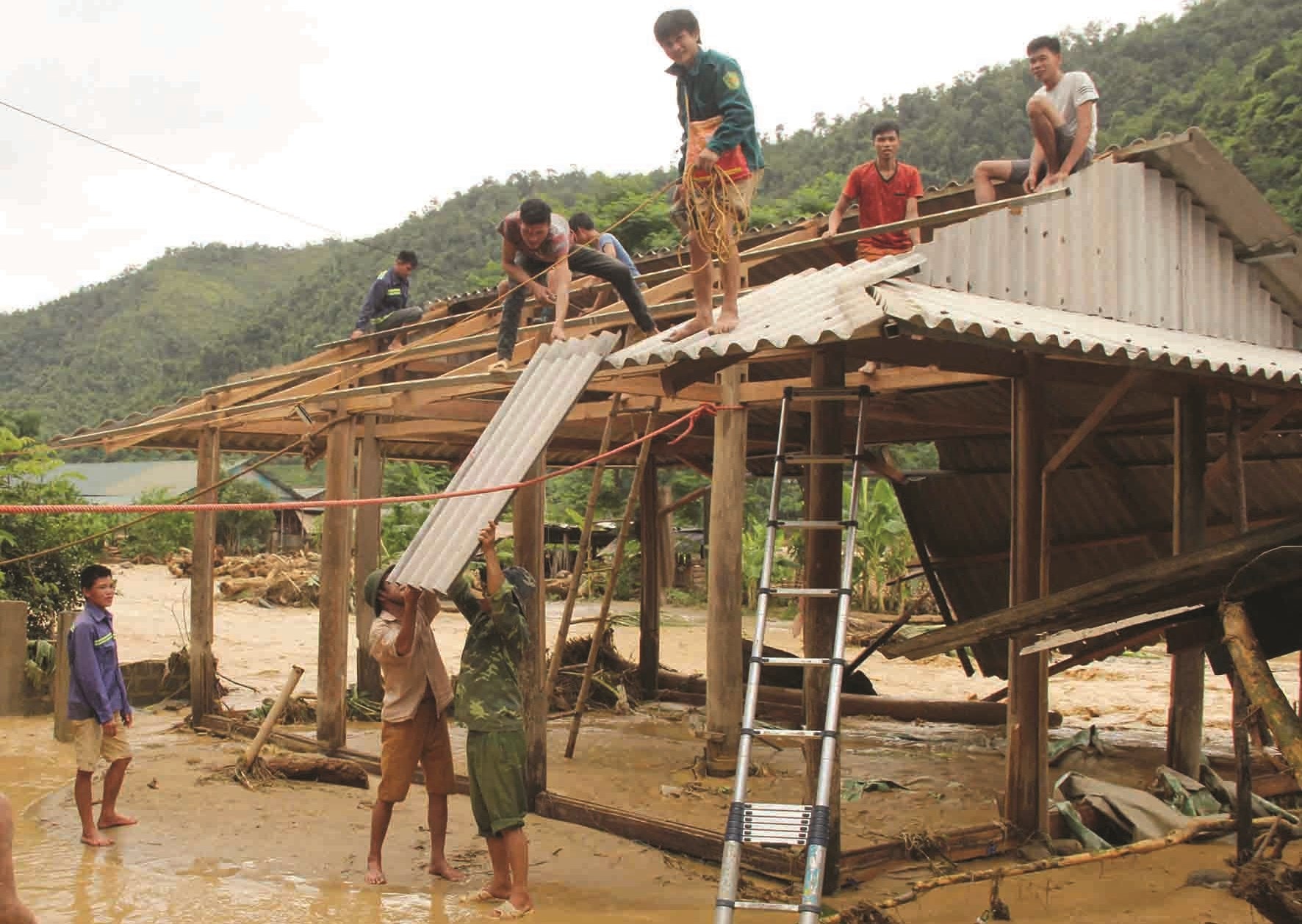 Lực lượng chức năng hỗ trợ người dân làm lại nhà sau mưa lũ