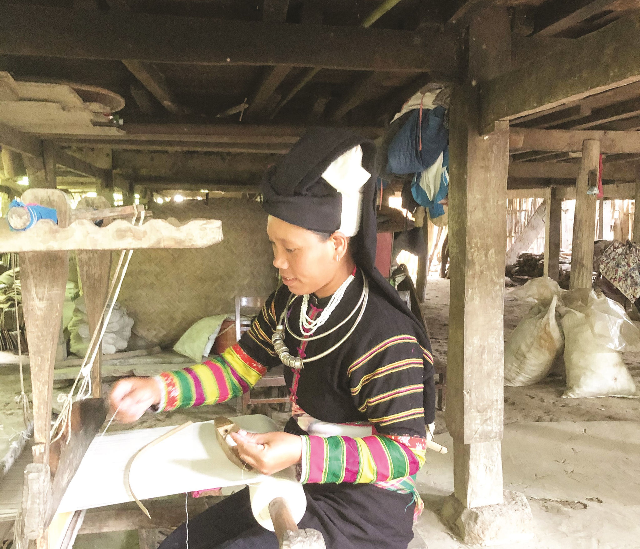 Chị Chi Thị Riên bên khung dệt vải thổ cẩm.