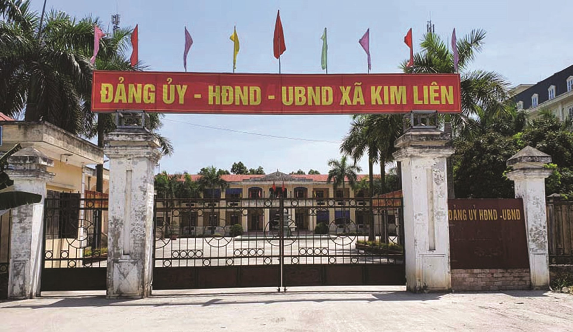 Trụ sở UBND xã Kim Liên mới hơn 10 giờ sáng đã đóng kín cửa.