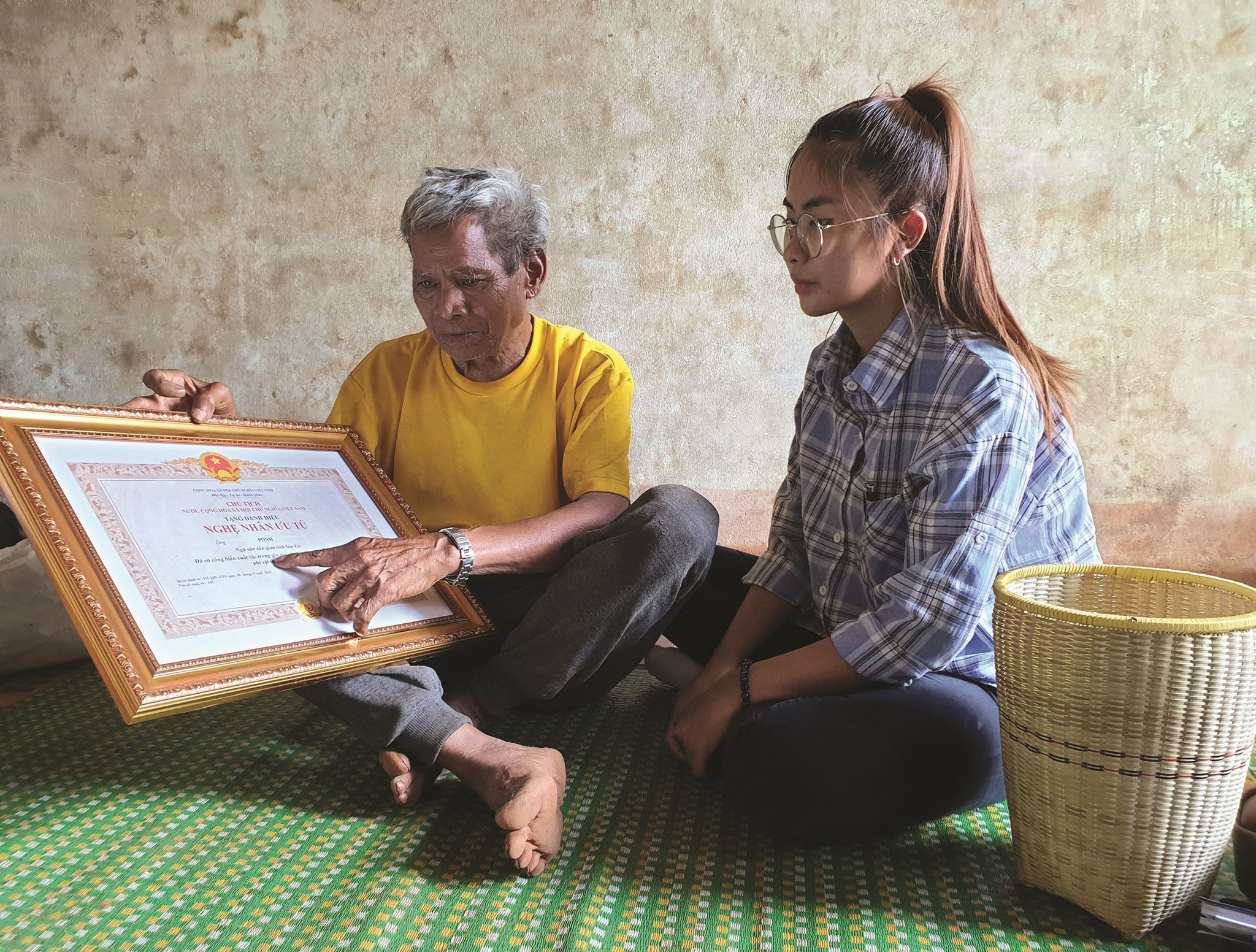 Nghệ nhân Pơnh xúc động kể lại kỷ niệm được nhận tấm bằng ghi nhận danh hiệu Nghệ nhân Ưu tú do Chủ tịch nước trao tặng.