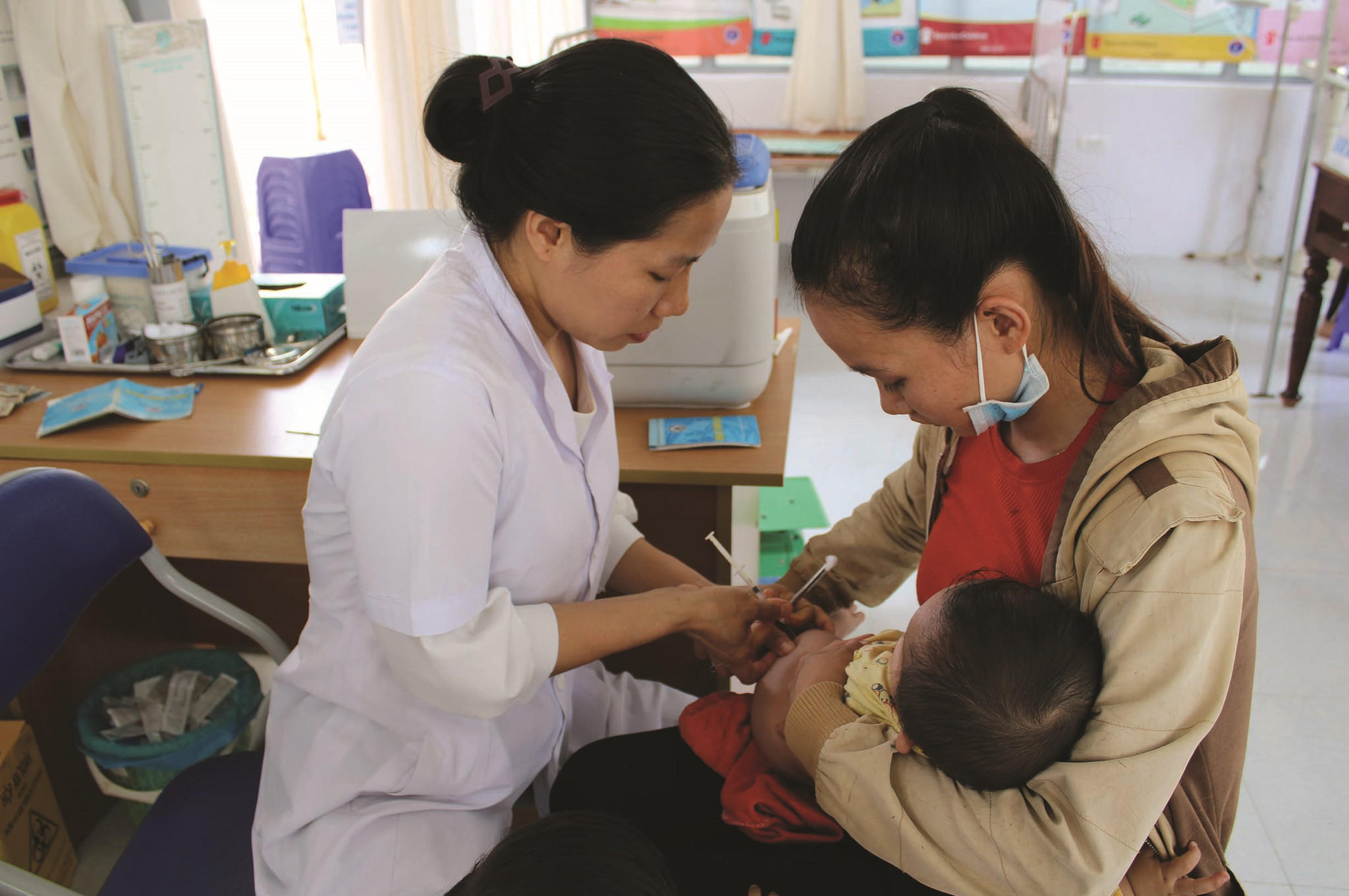 Nhờ công tác tuyên truyền, người dân ở xã Dur Kmăl đã thường xuyên đưa con ra trạm y tế khám sức khỏe