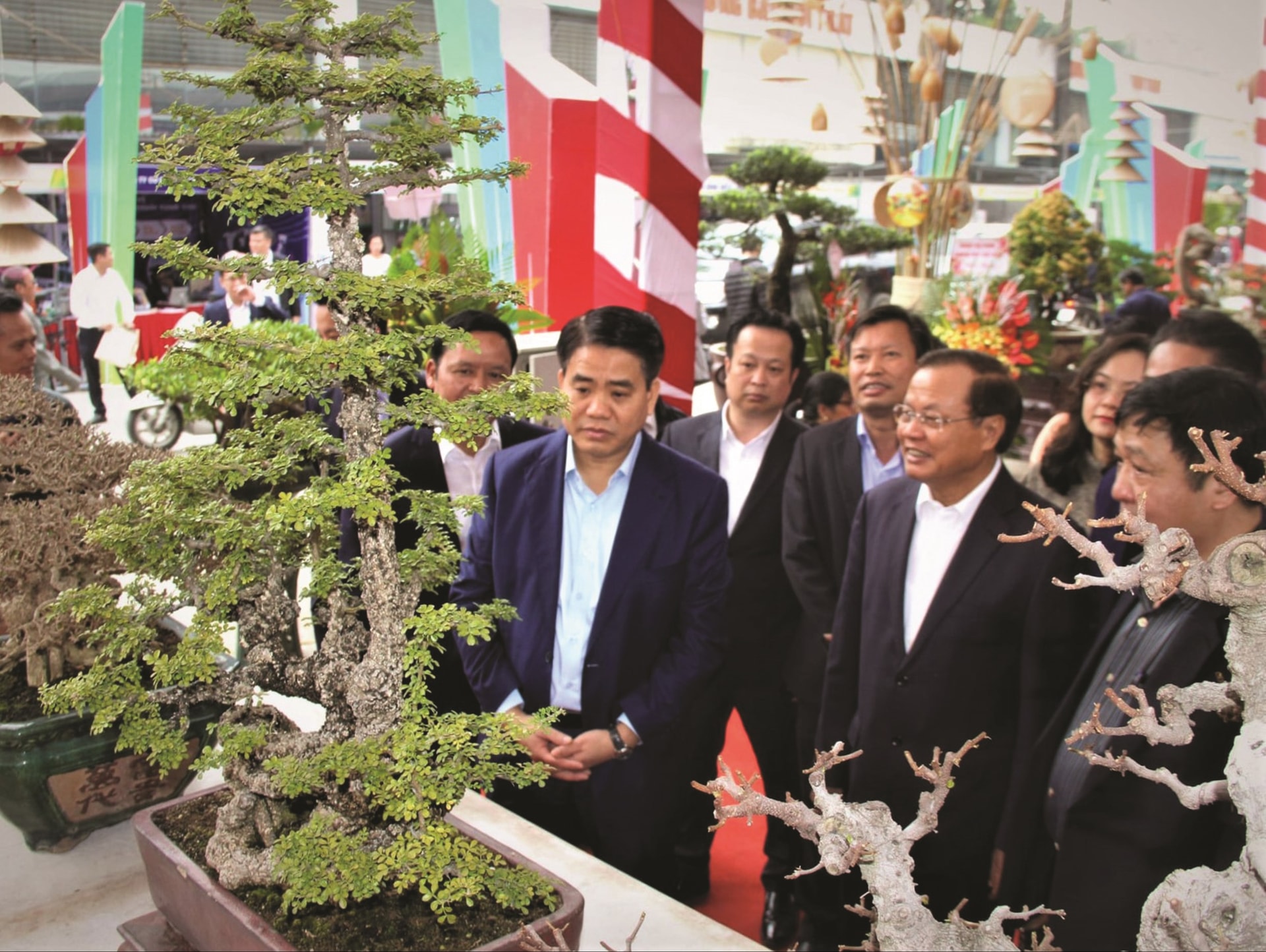 Lãnh đạo UBND TP. Hà Nội thăm quan gian trưng bày tại Festival Sản phẩm Nông nghiệp và Làng nghề Hà Nội lần thứ I năm 2019.